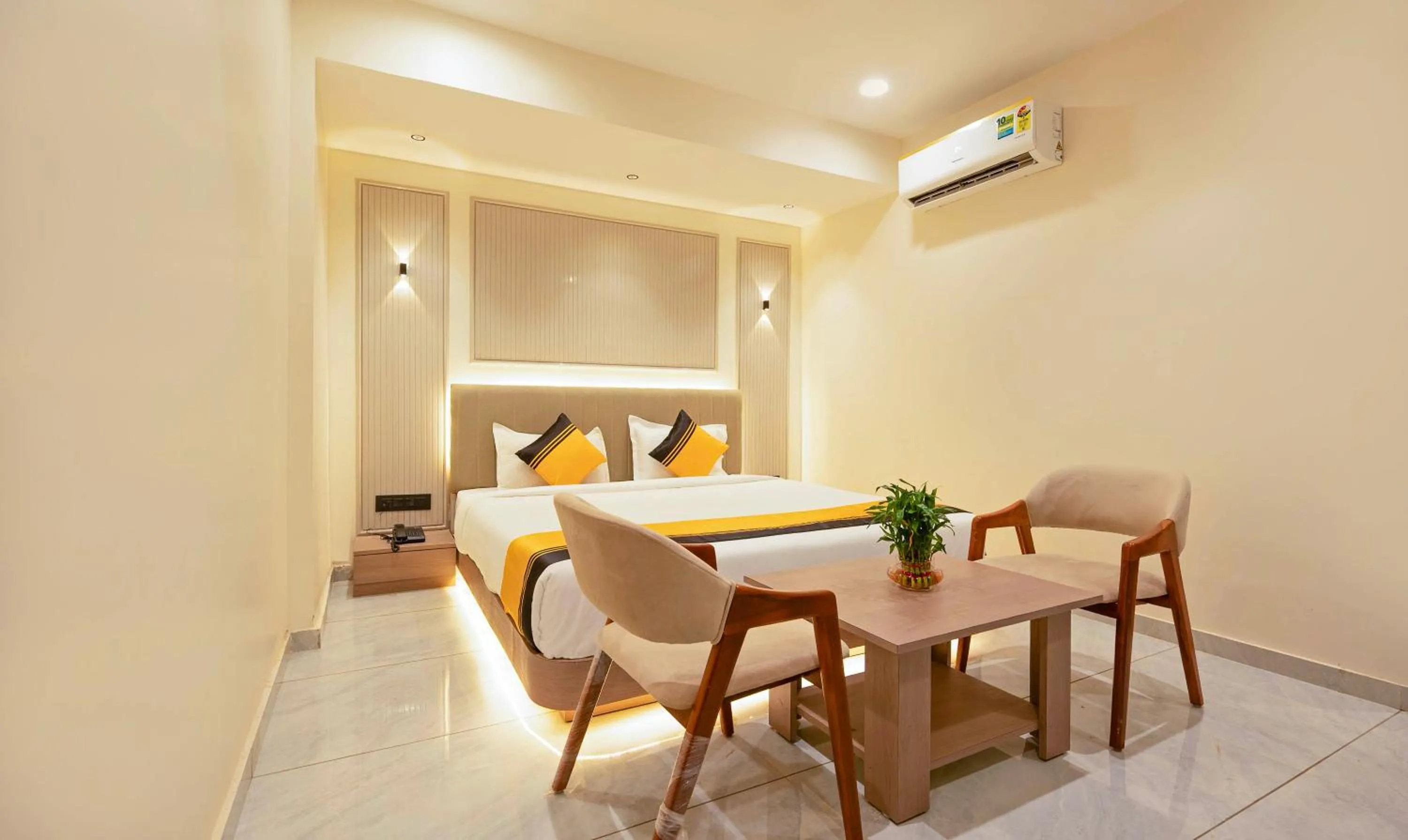 Bedroom, Bed in Itsy Hotels Indra Palace