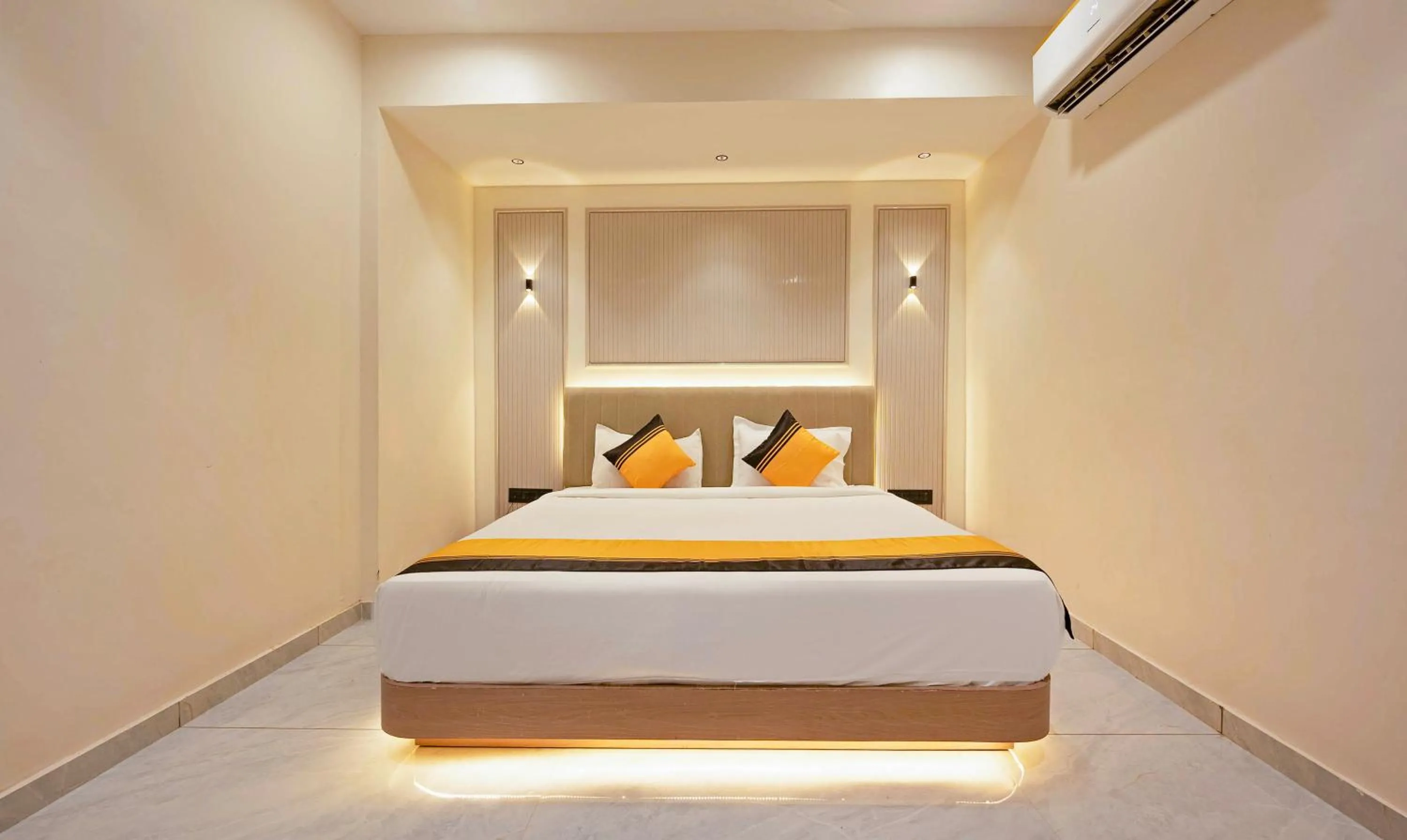 Bedroom, Bed in Itsy Hotels Indra Palace
