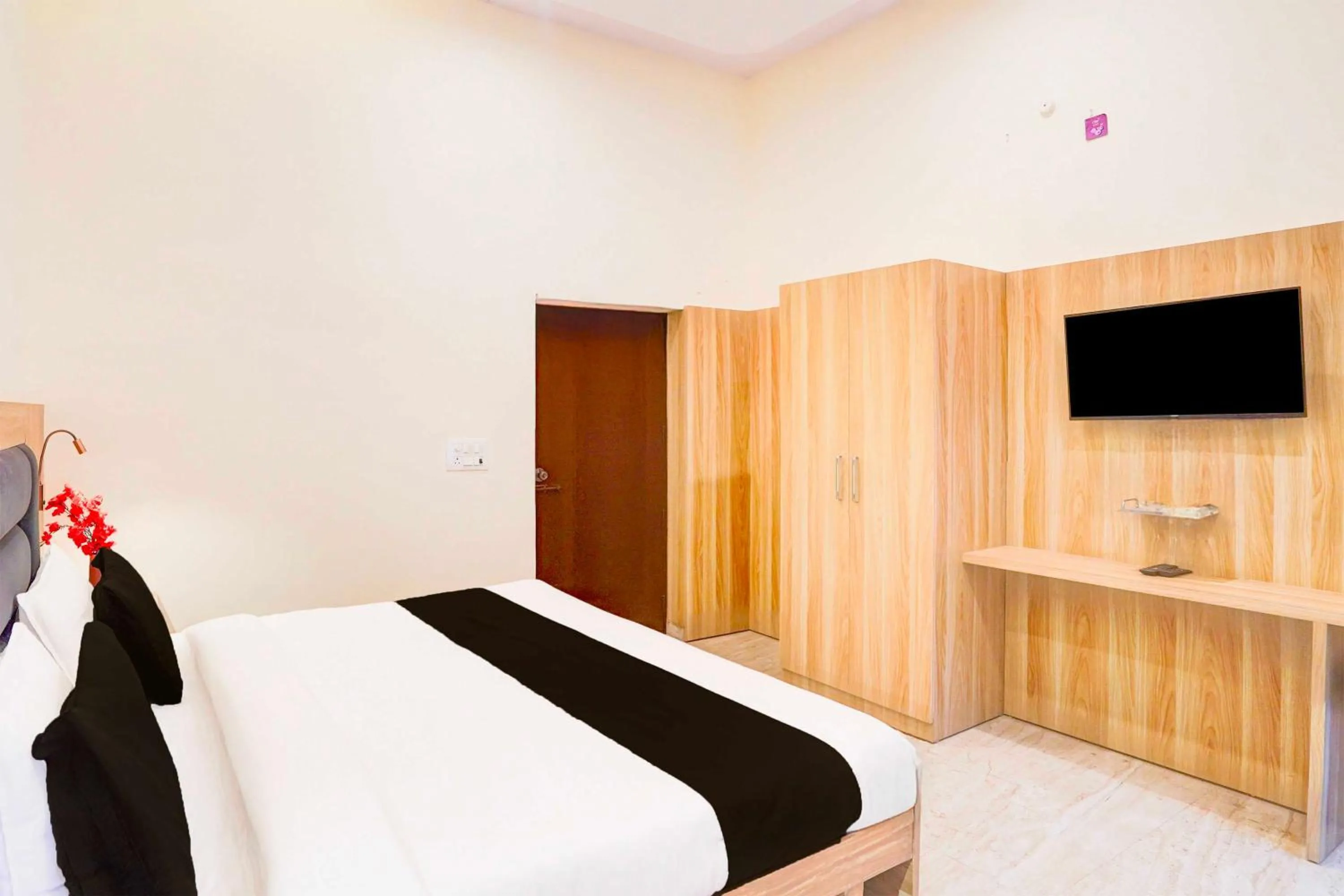 Bedroom, Bed in Collection O Lohiyapuram Near Dehradun Railway Station