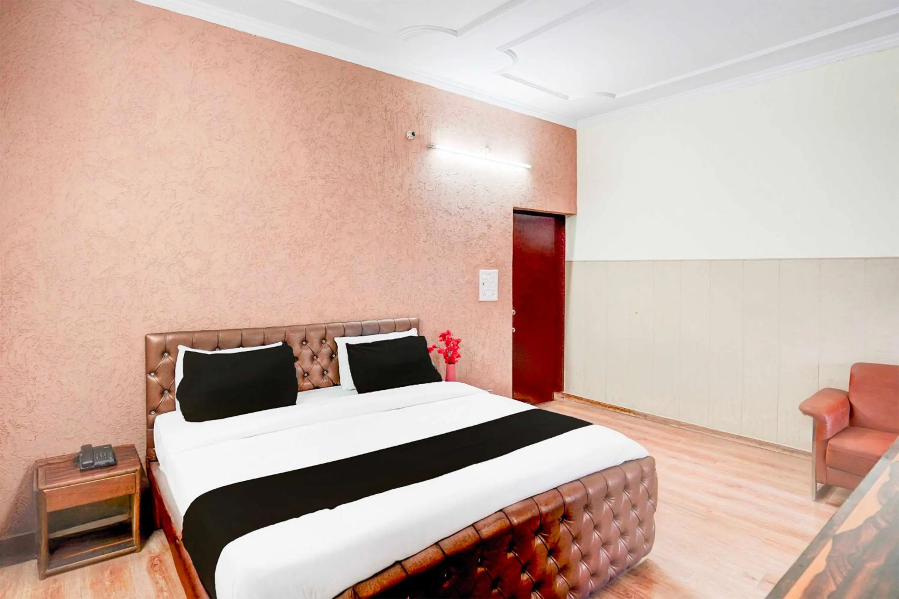 Bedroom, Bed in Collection O Lohiyapuram Near Dehradun Railway Station