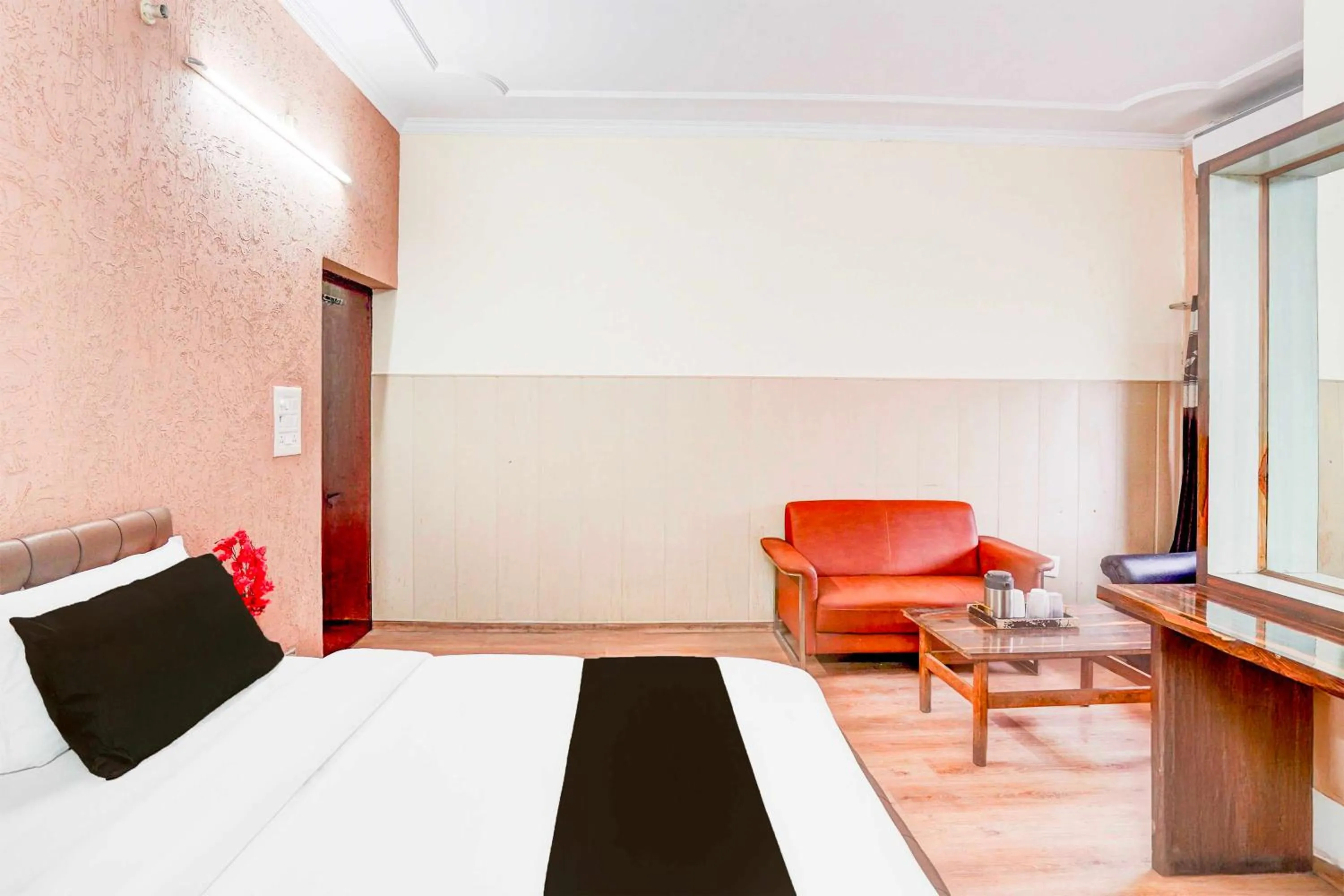 Bedroom, Bed in Collection O Lohiyapuram Near Dehradun Railway Station