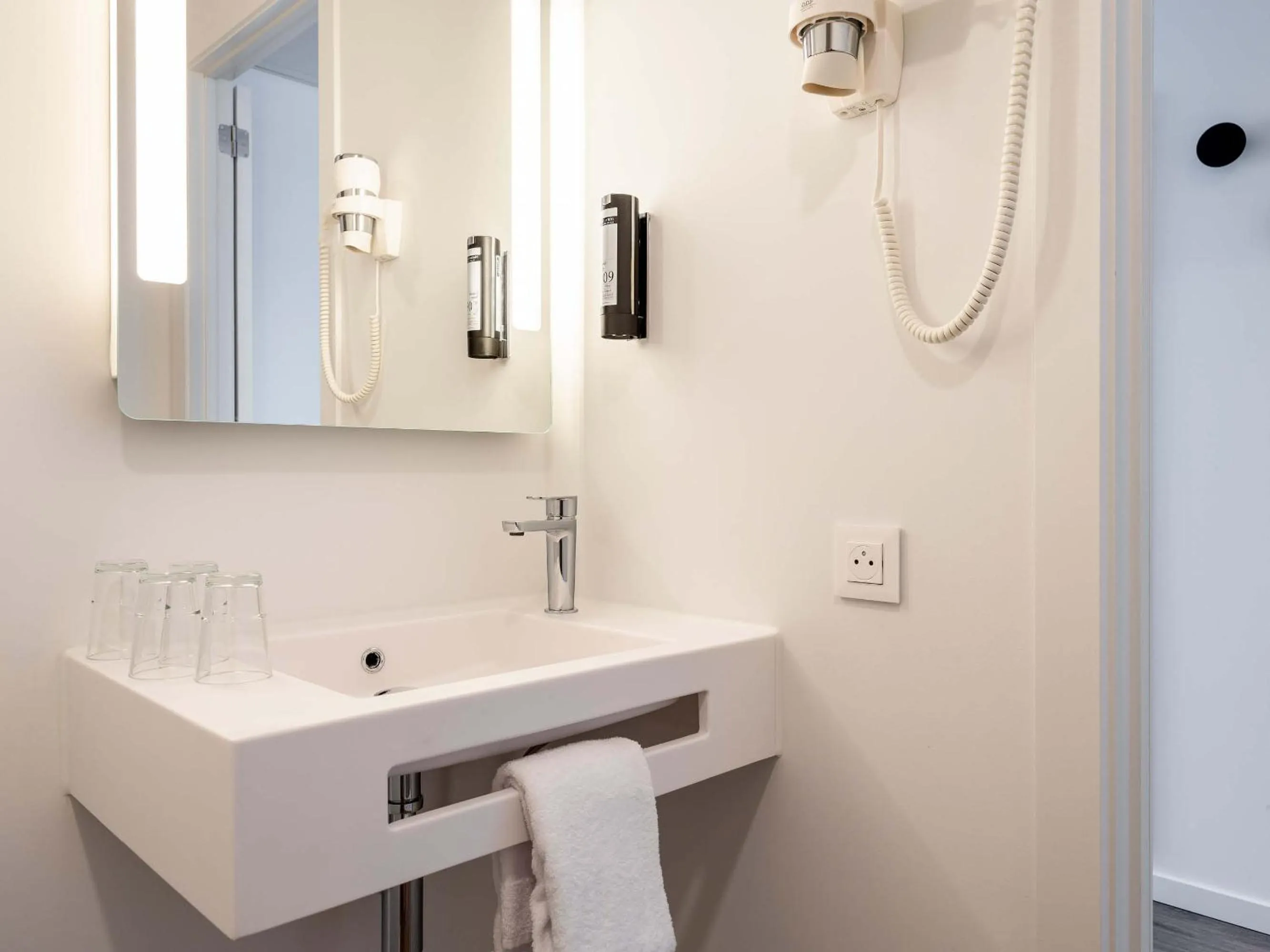 Bathroom in B&B HOTEL Luxembourg Centre Cloche d'Or