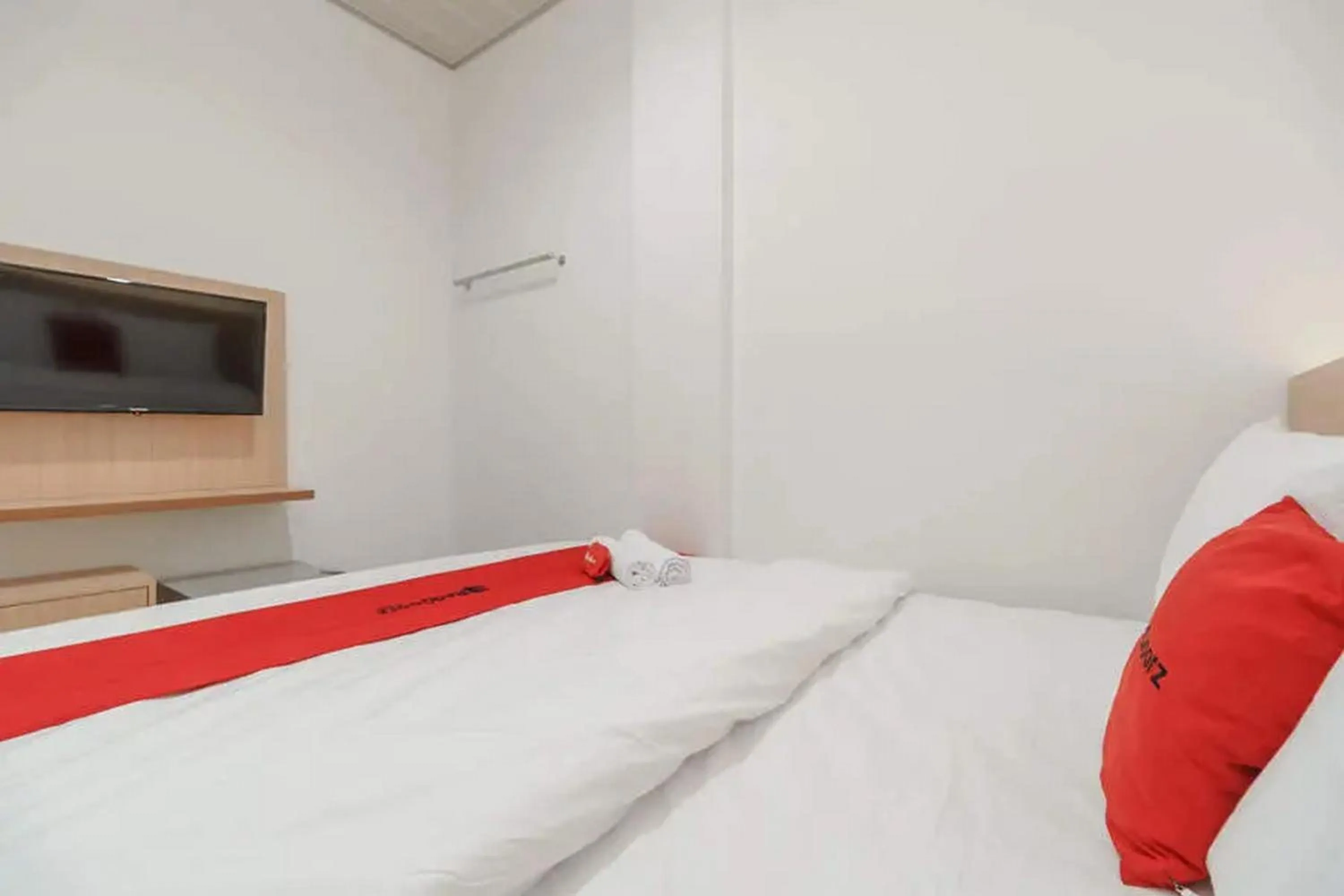 Bedroom, Bed in RedDoorz Plus near RS RK Charitas 2 Palembang
