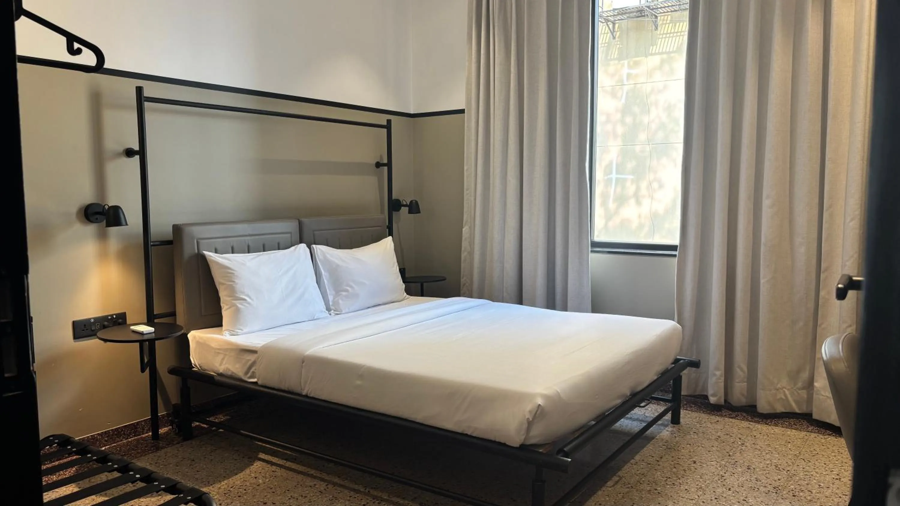 Bedroom, Bed in Wellesley Hotel