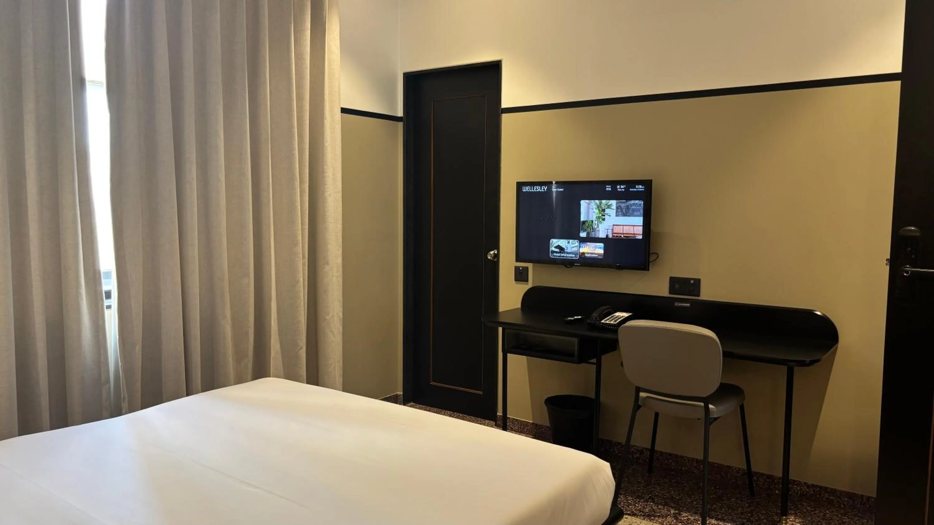 Bedroom, Bed in Wellesley Hotel