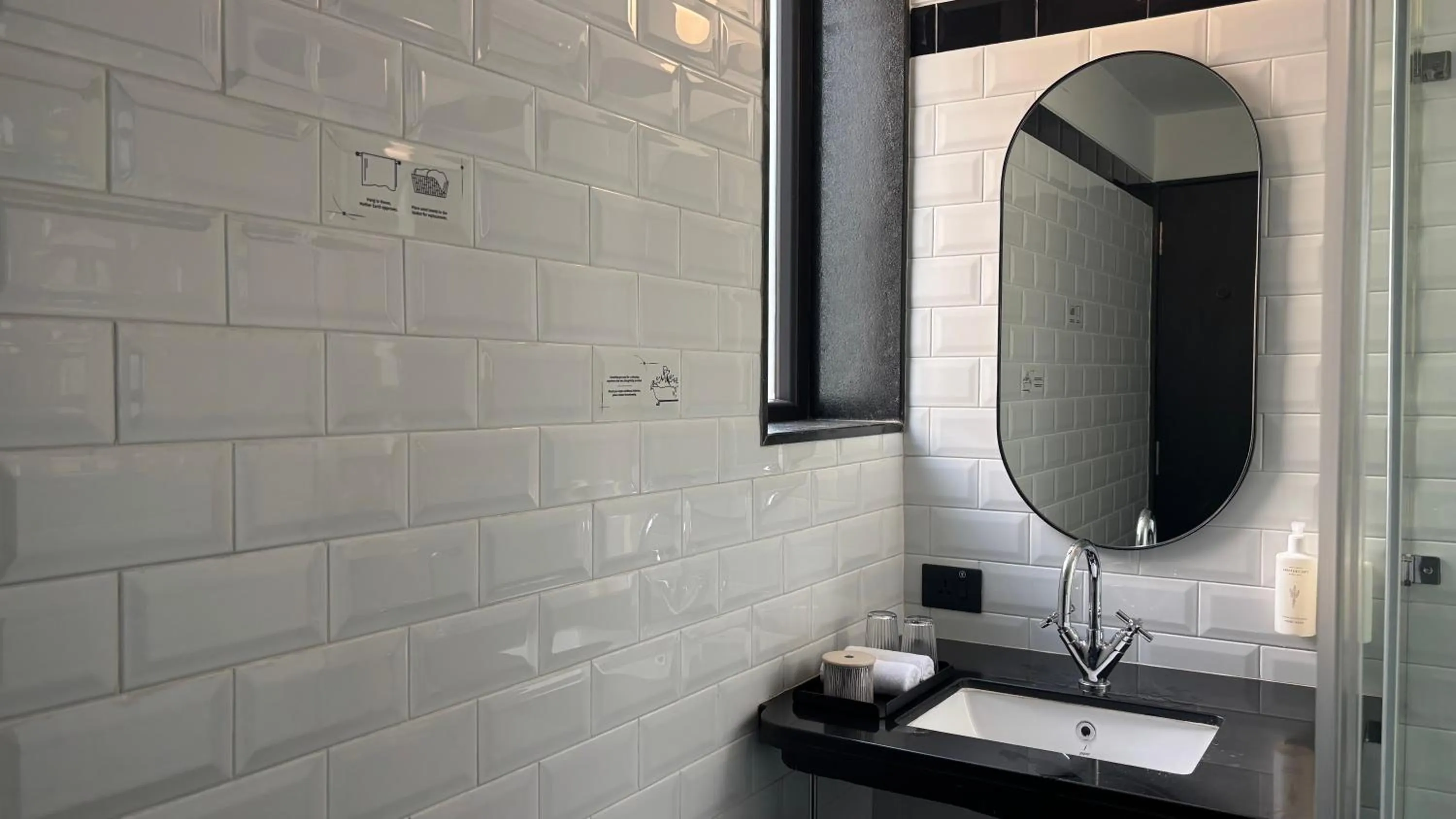 Bathroom in Wellesley Hotel