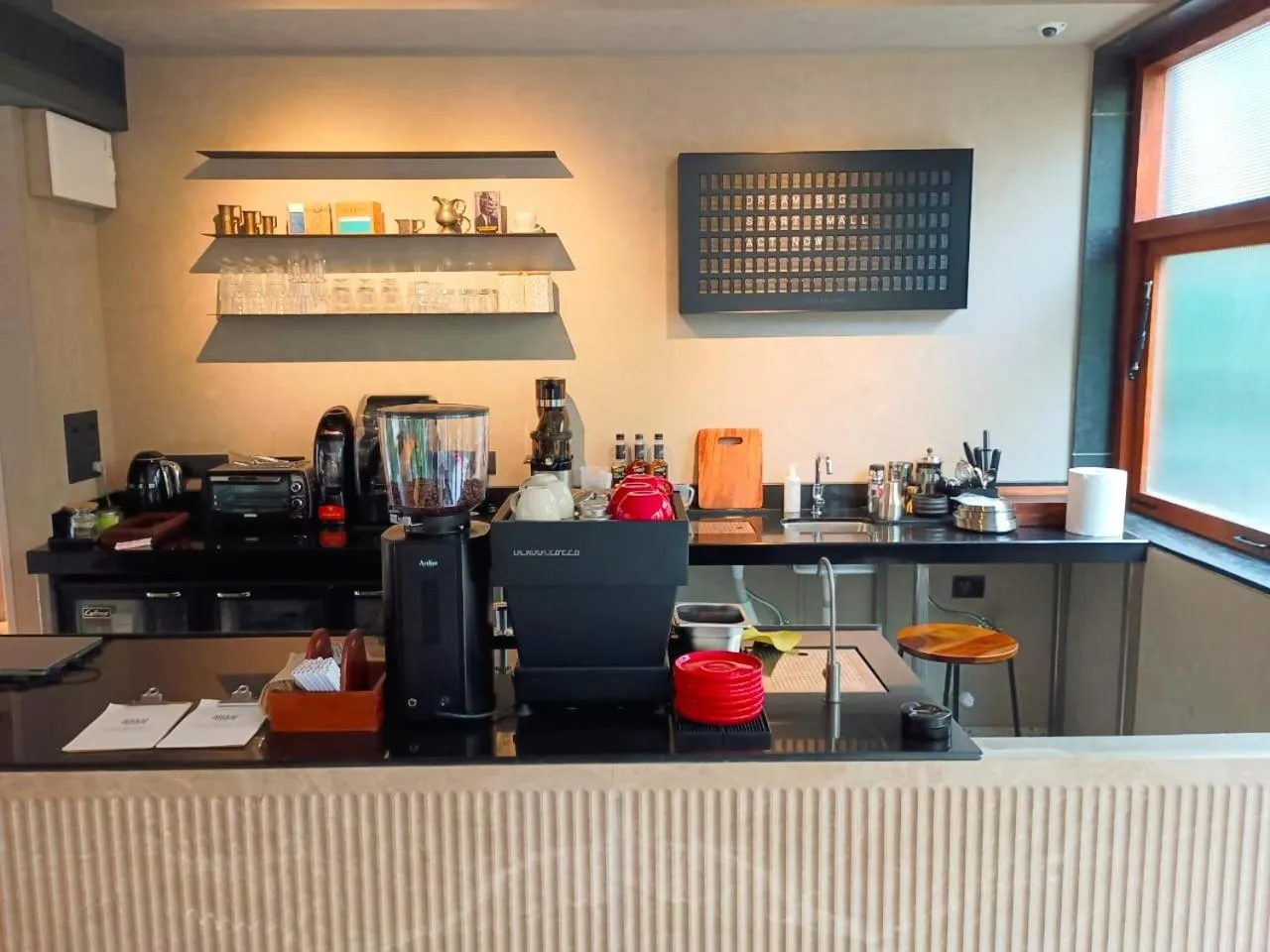 Coffee/tea facilities in Wellesley Hotel