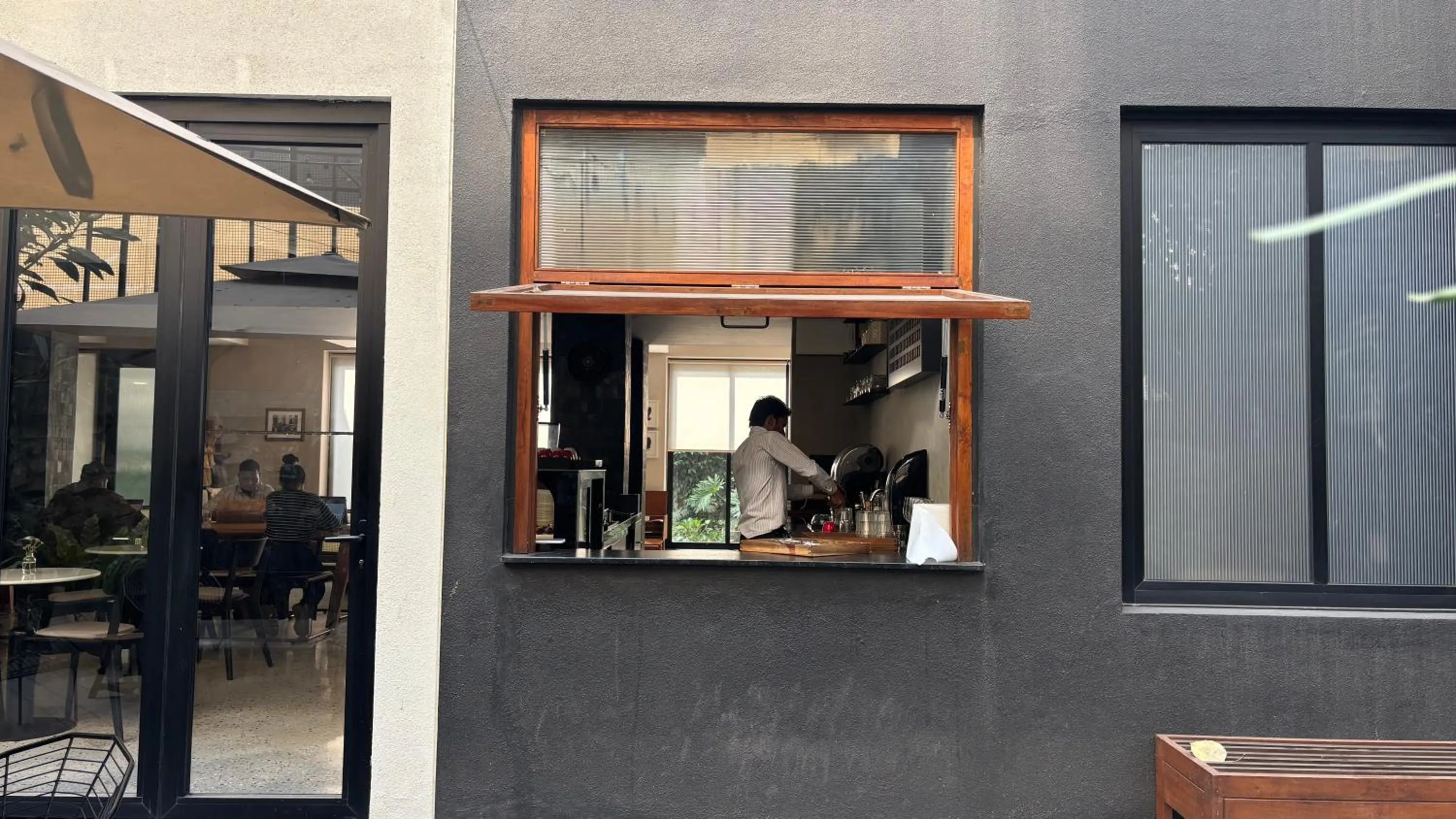 Restaurant/places to eat in Wellesley Hotel