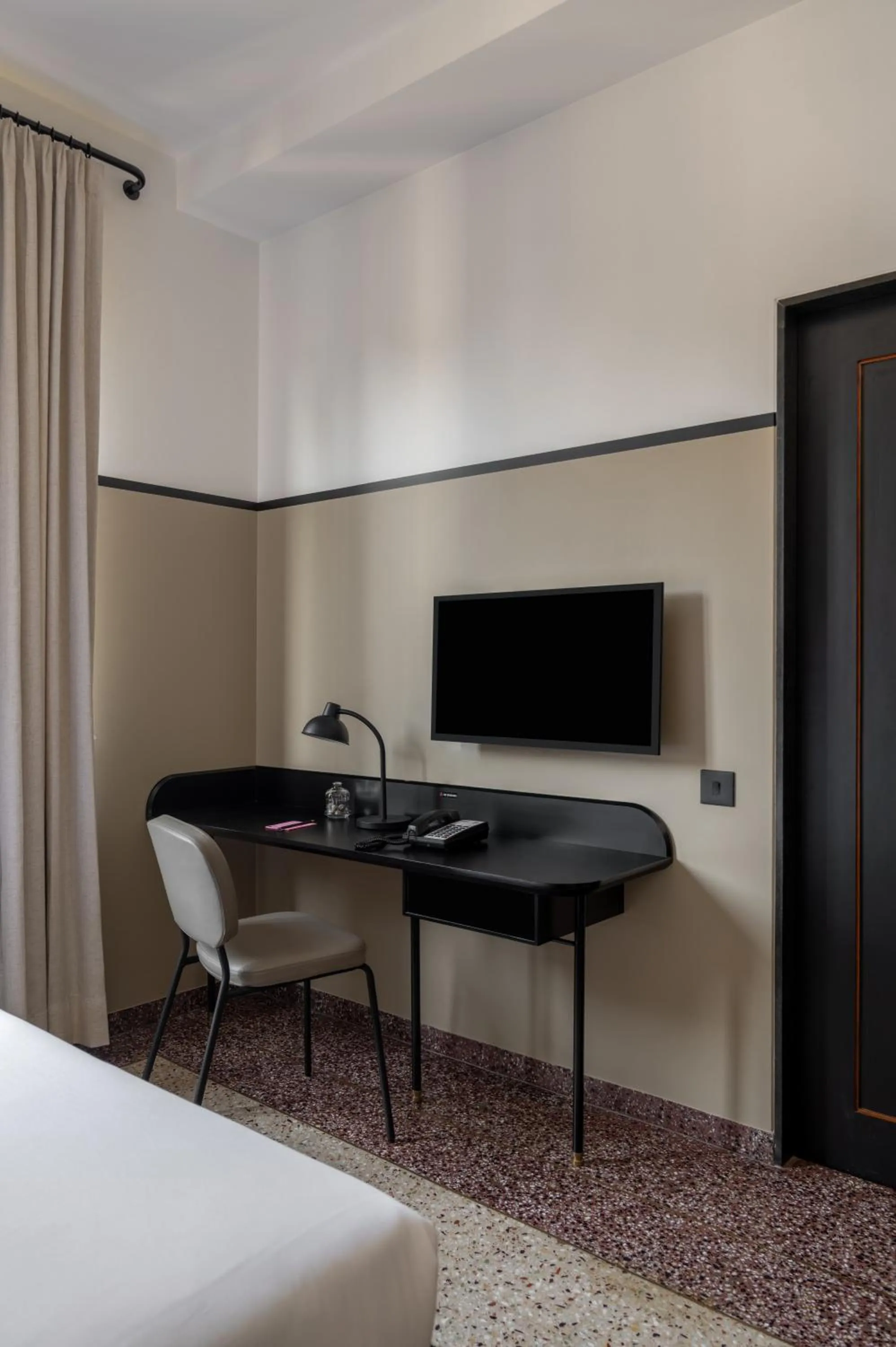 TV and multimedia, Bed in Wellesley Hotel