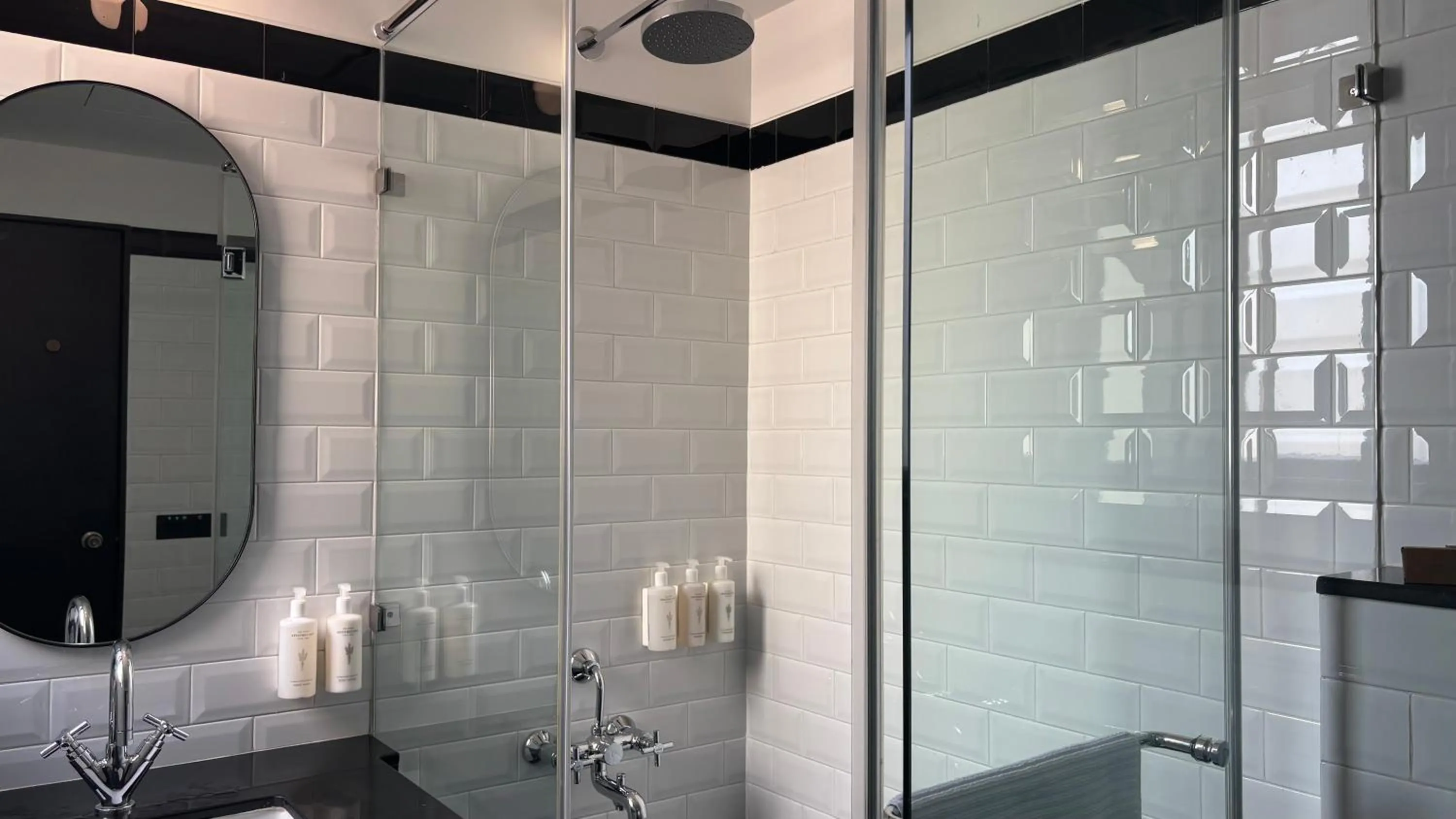 Bathroom in Wellesley Hotel