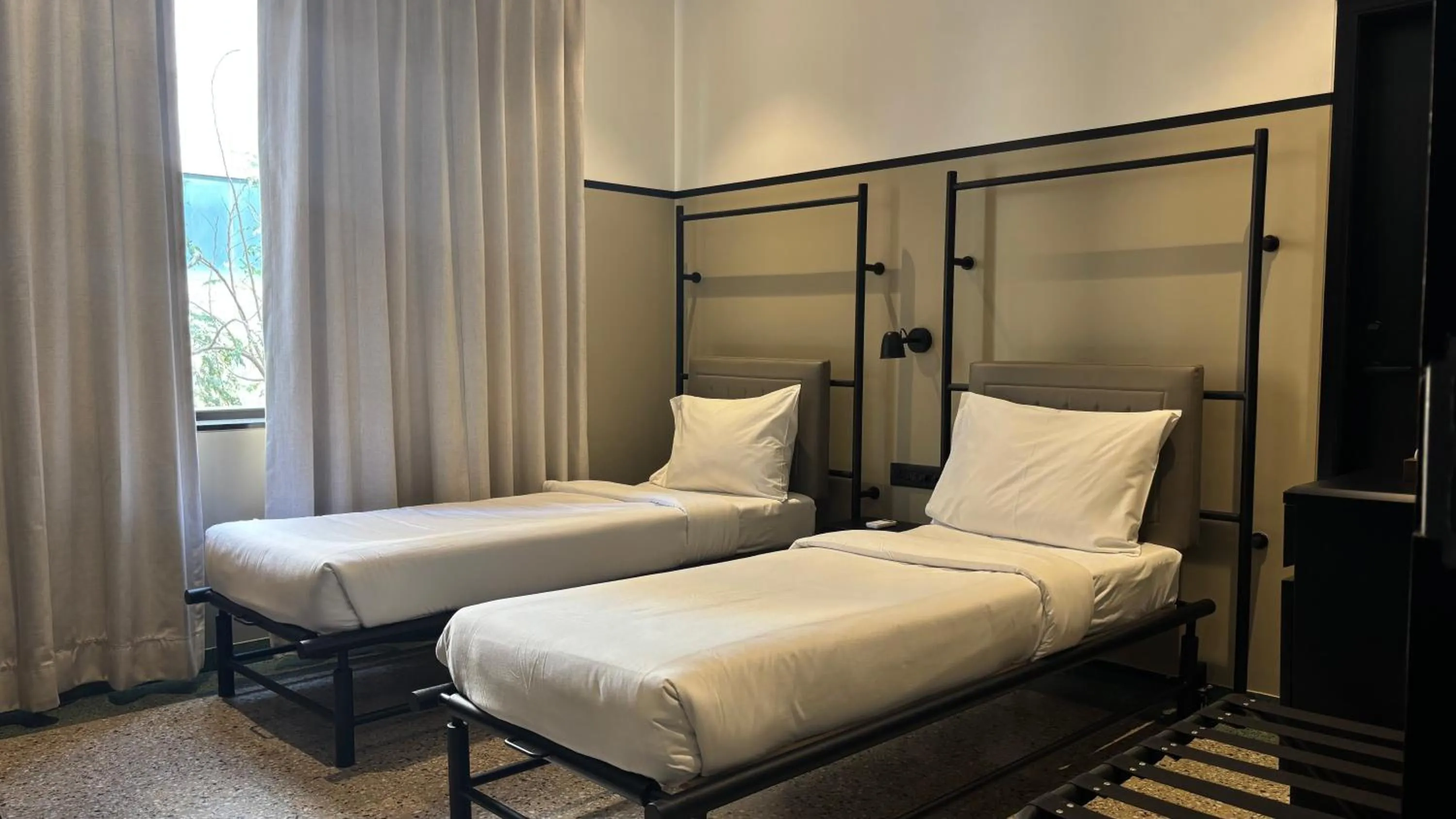 Bedroom, Bed in Wellesley Hotel