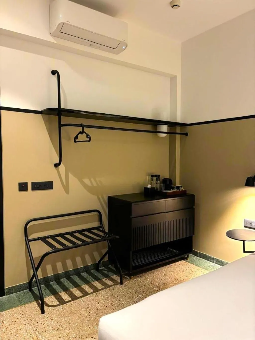 Bedroom, Bed in Wellesley Hotel