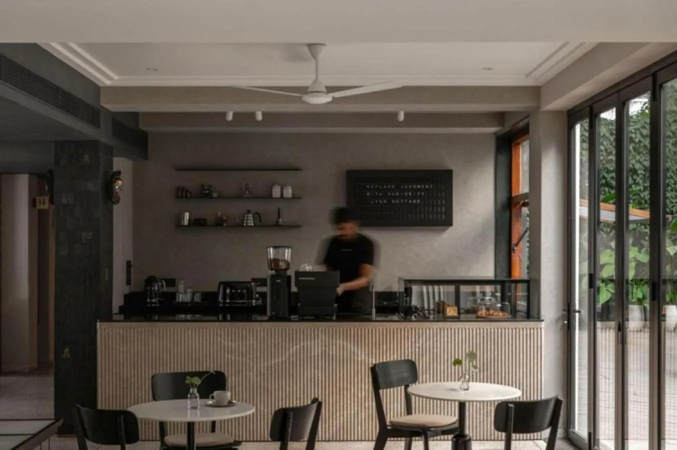 Restaurant/places to eat in Wellesley Hotel