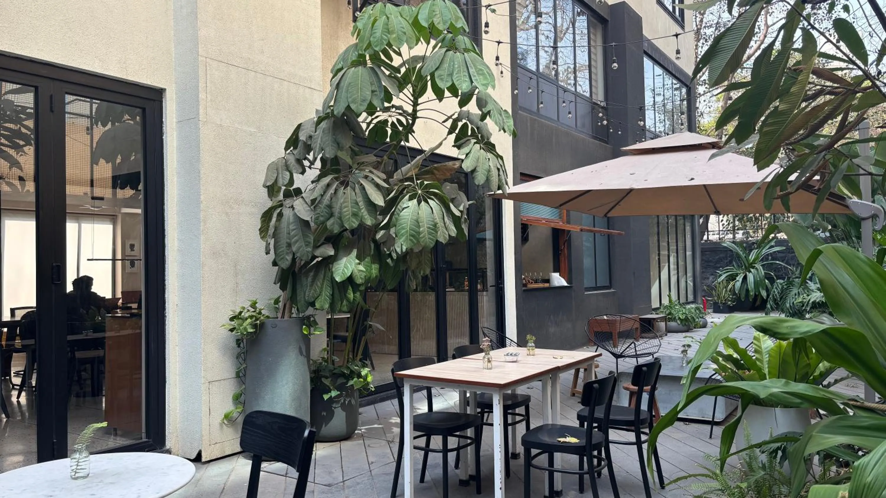 Lounge or bar in Wellesley Hotel