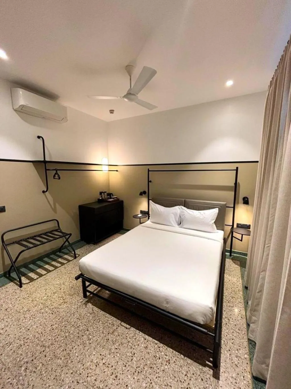 Bed in Wellesley Hotel