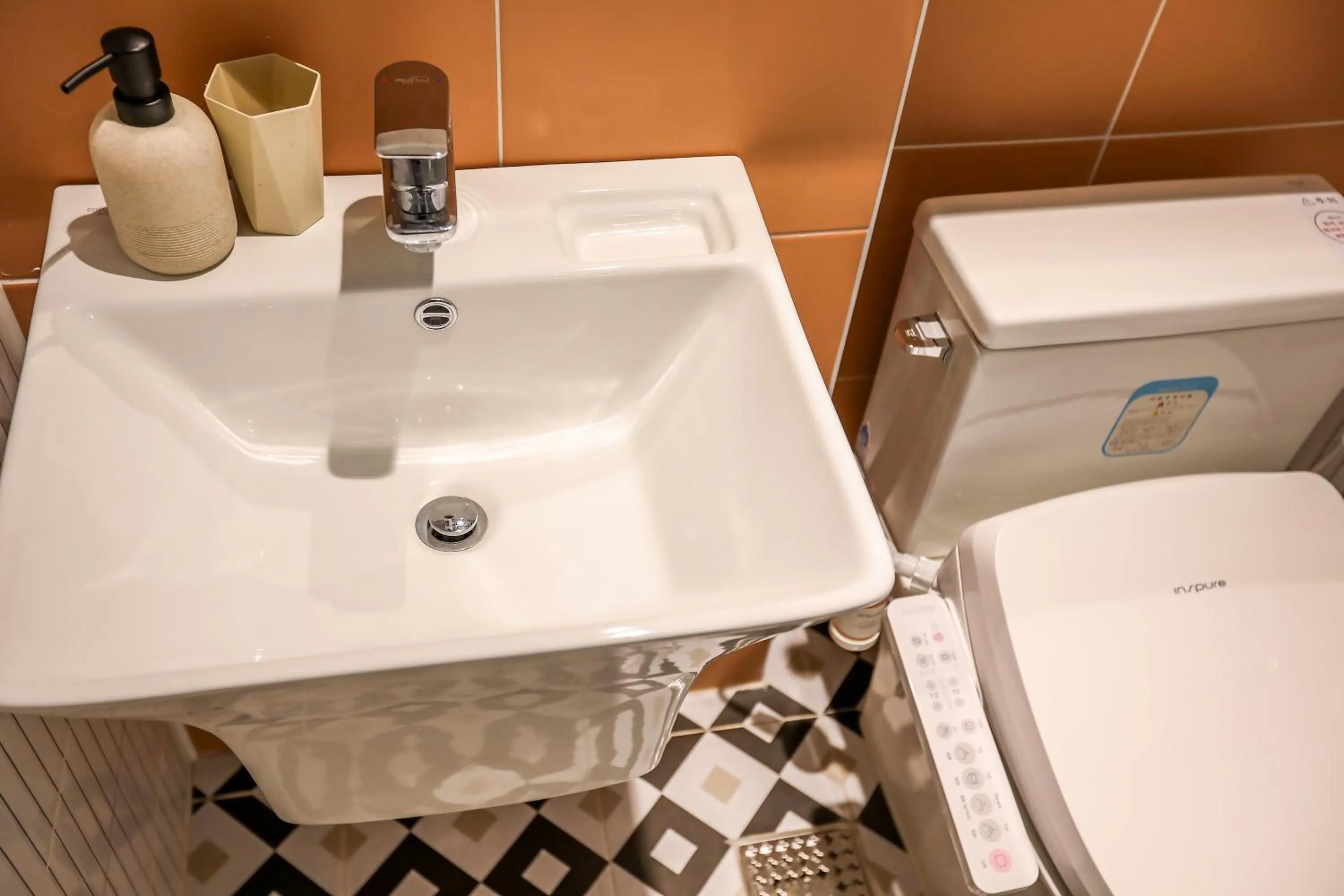 Toilet in Hotelaround Sokcho