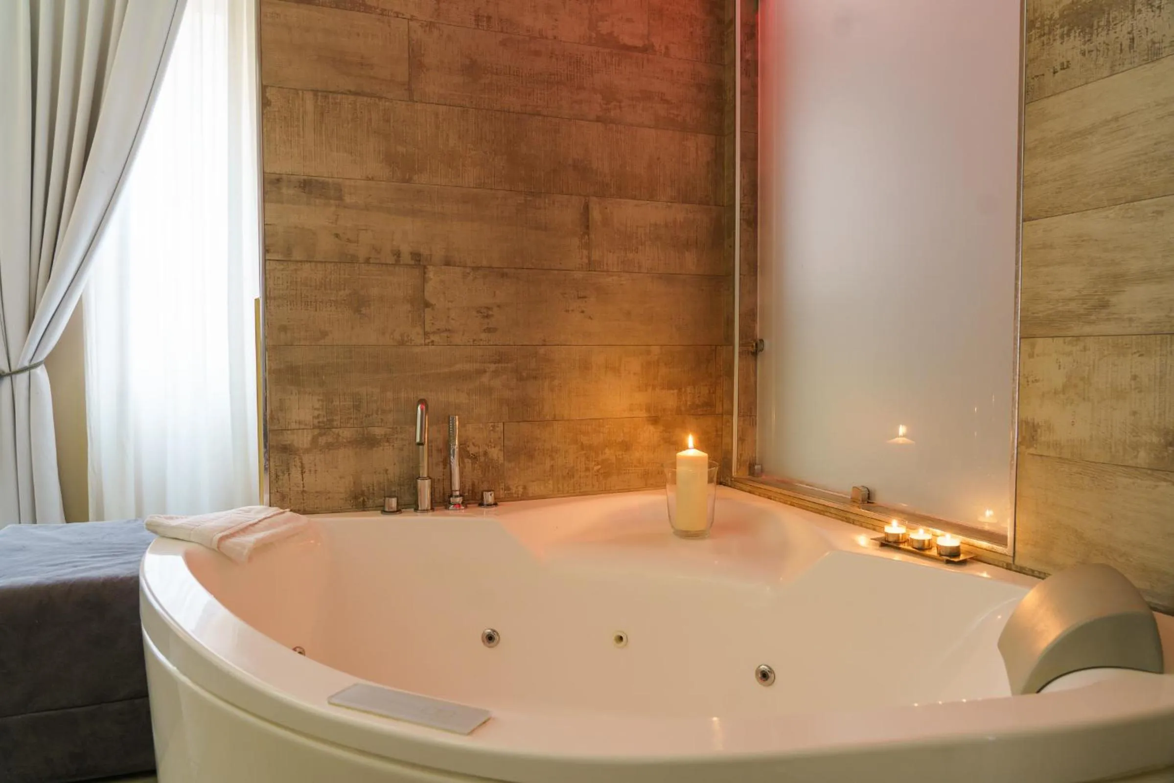 Hot Tub in Corso Boutique Luxury Rooms