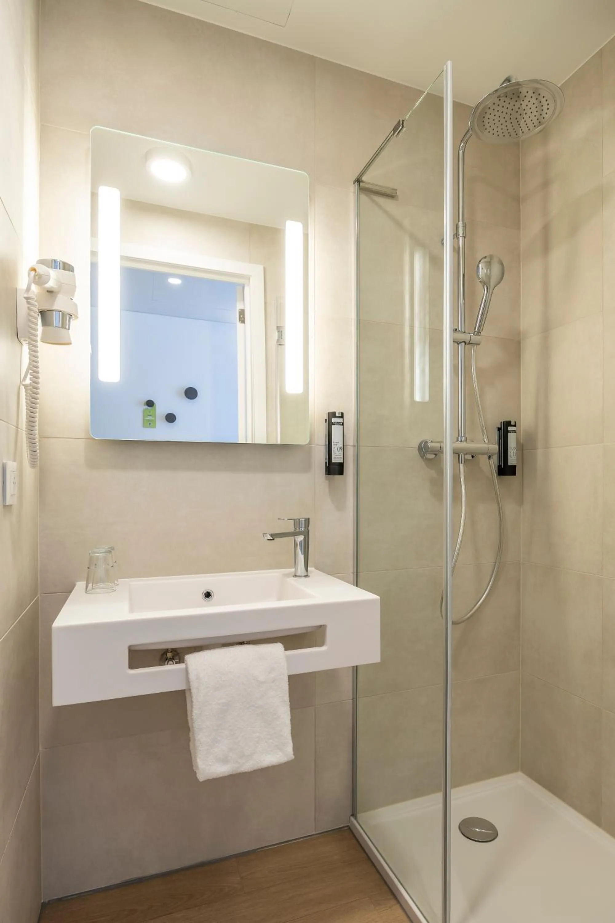 Bathroom in B&B HOTEL Brussels Airport