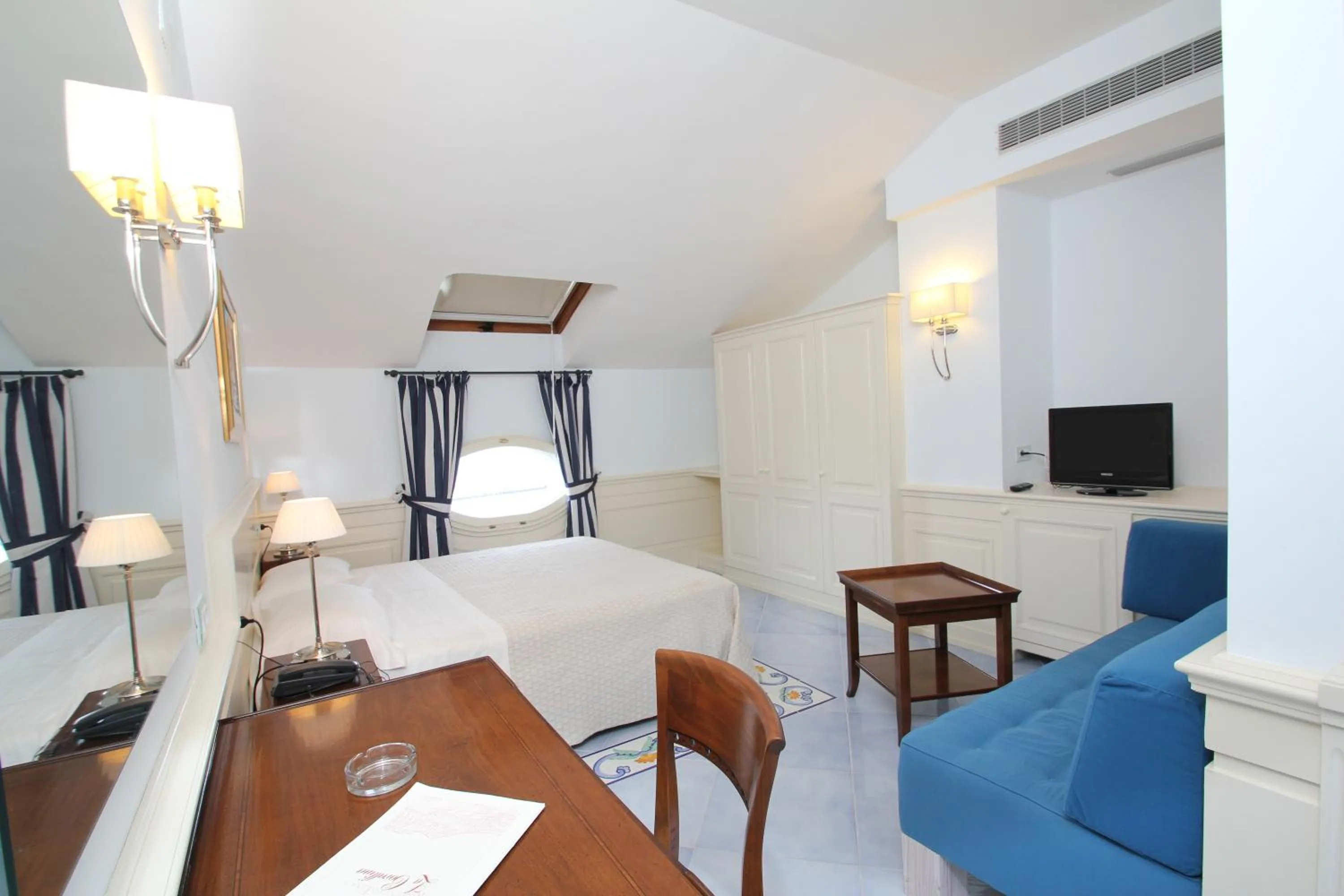 Photo of the whole room, Bed in Residenza D'epoca La Corallina