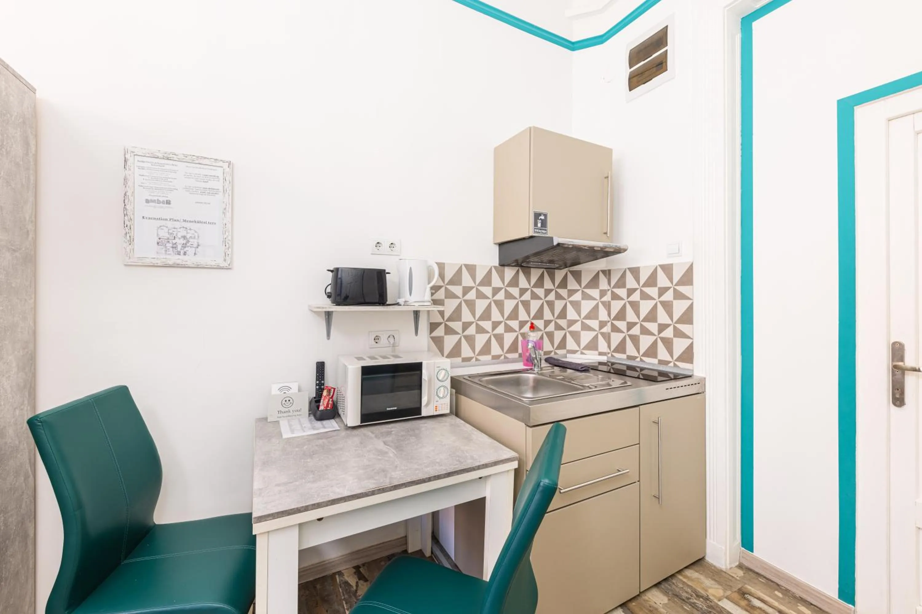 Seating area in Amber Terrace Studios Downtown