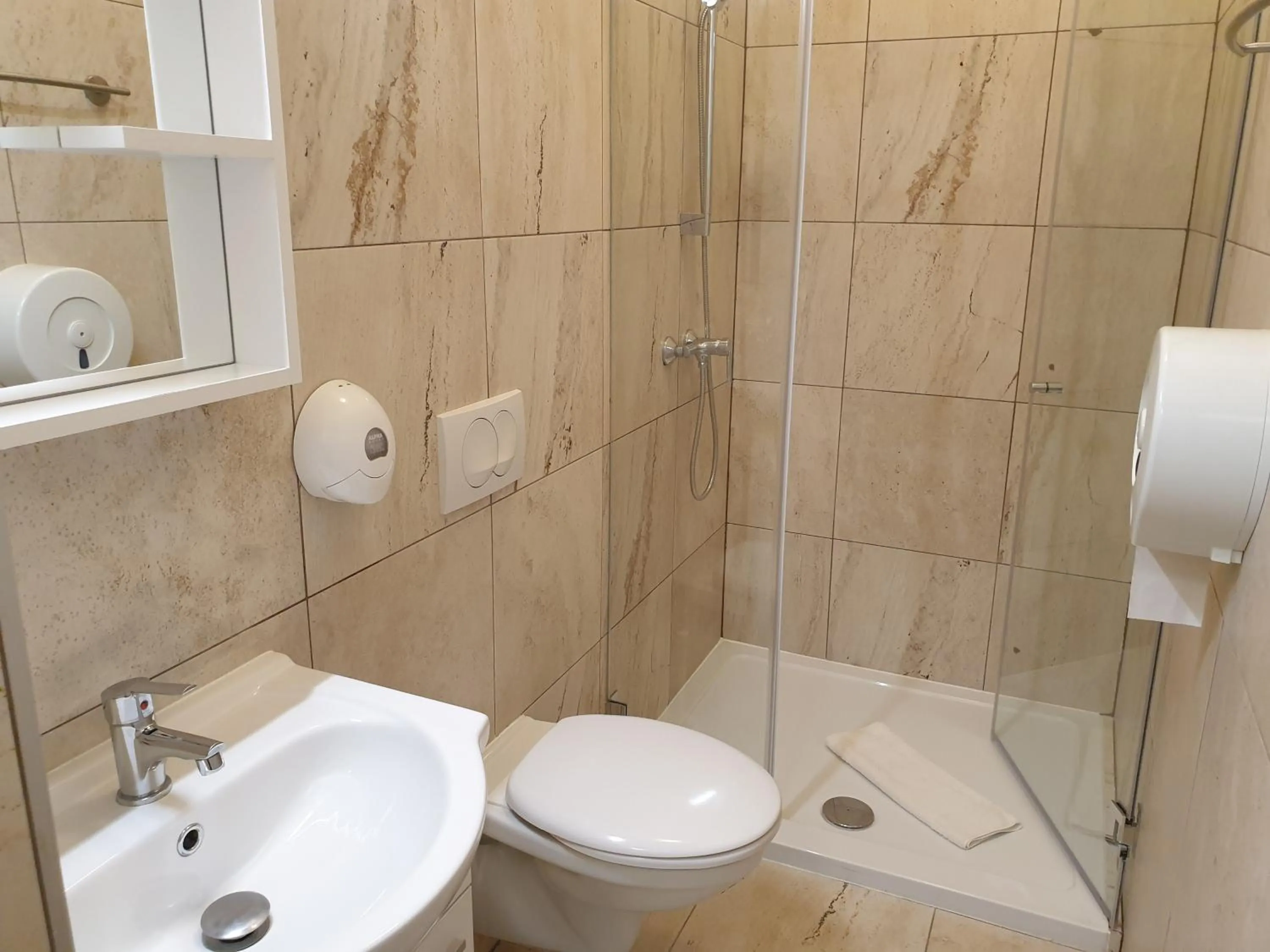 Toilet in Amber Terrace Studios Downtown