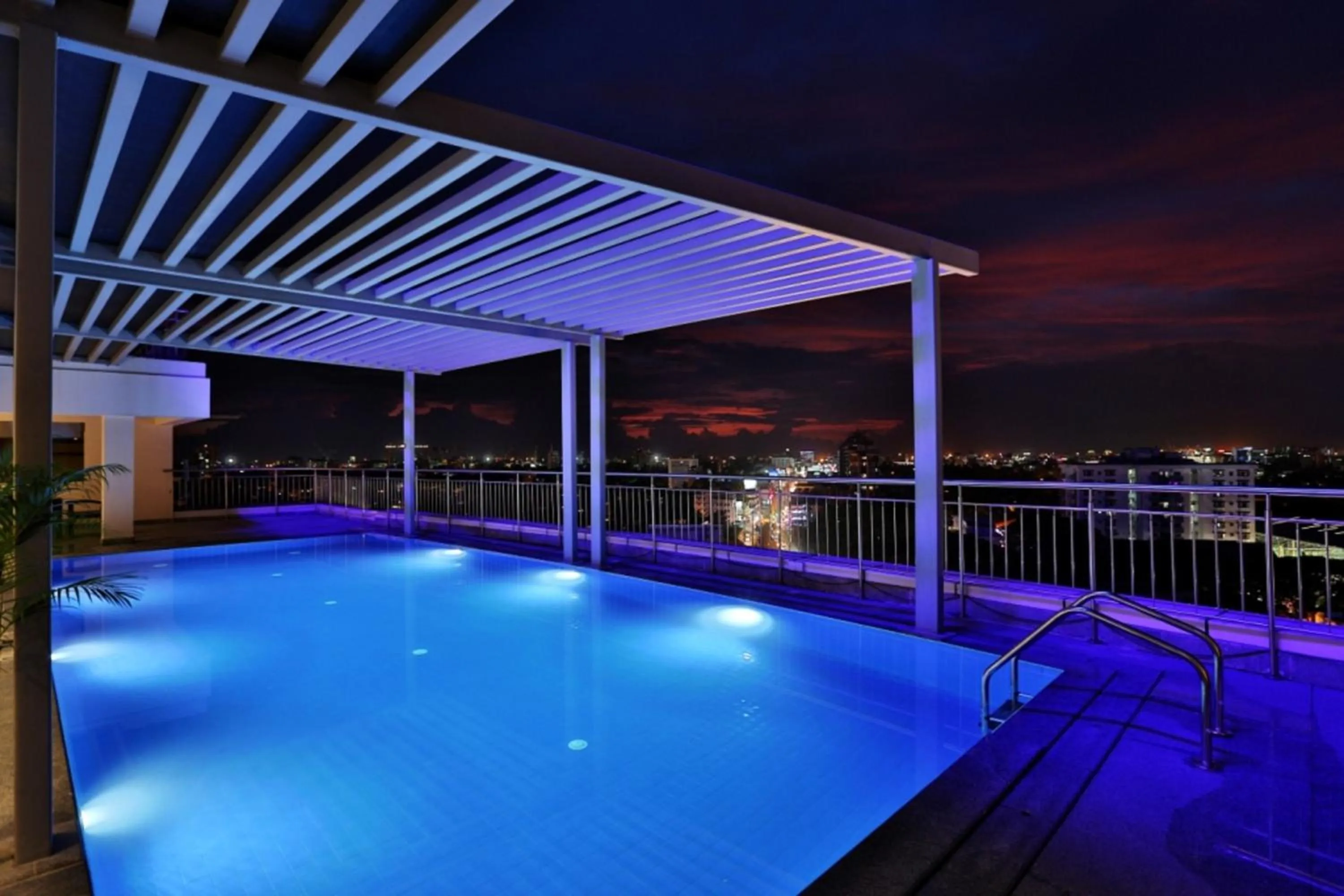 Swimming pool in Olive Downtown