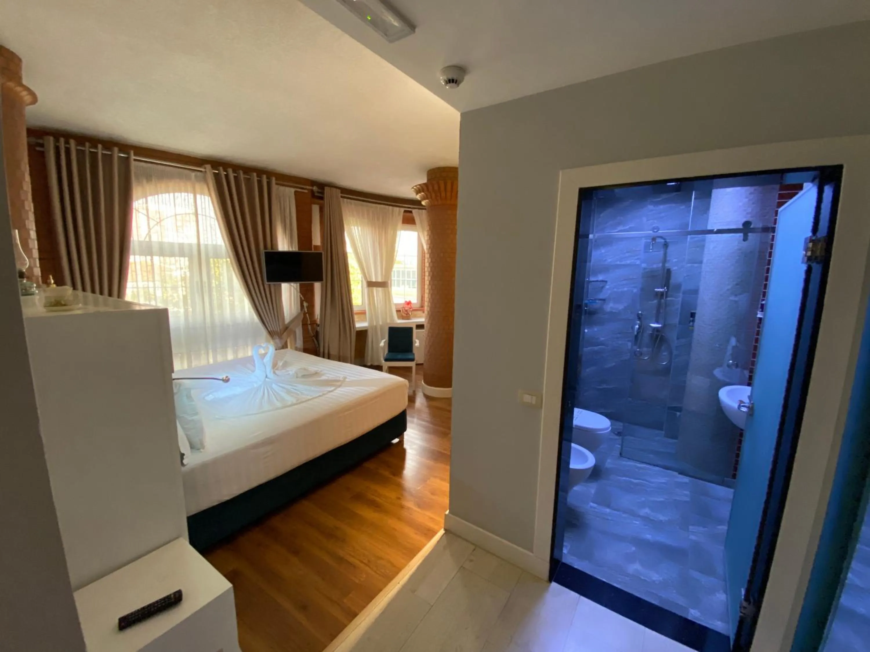 Photo of the whole room, Bed in The Red Bricks Hotel