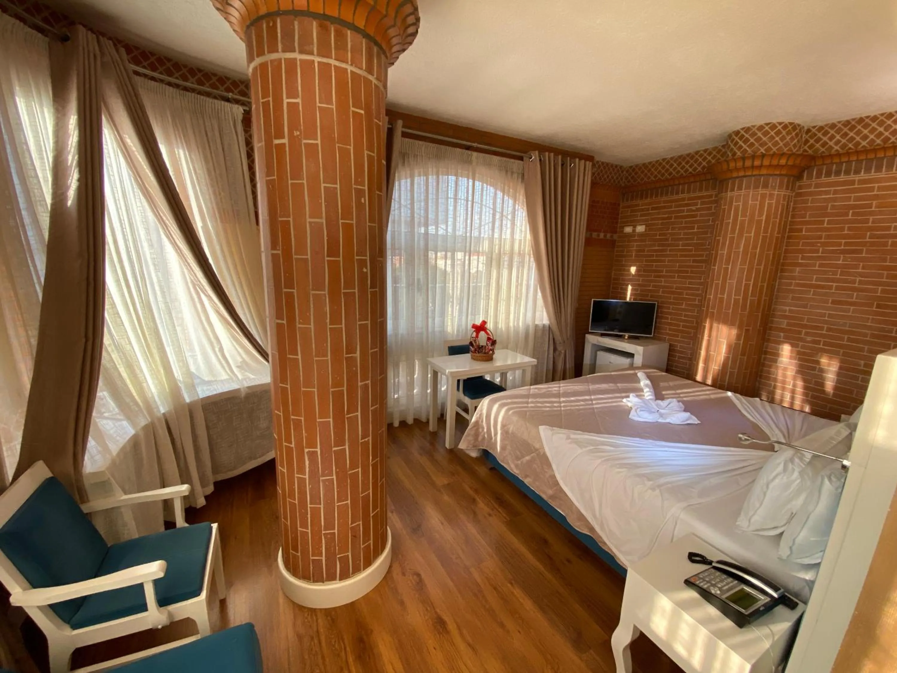 Photo of the whole room, Bed in The Red Bricks Hotel