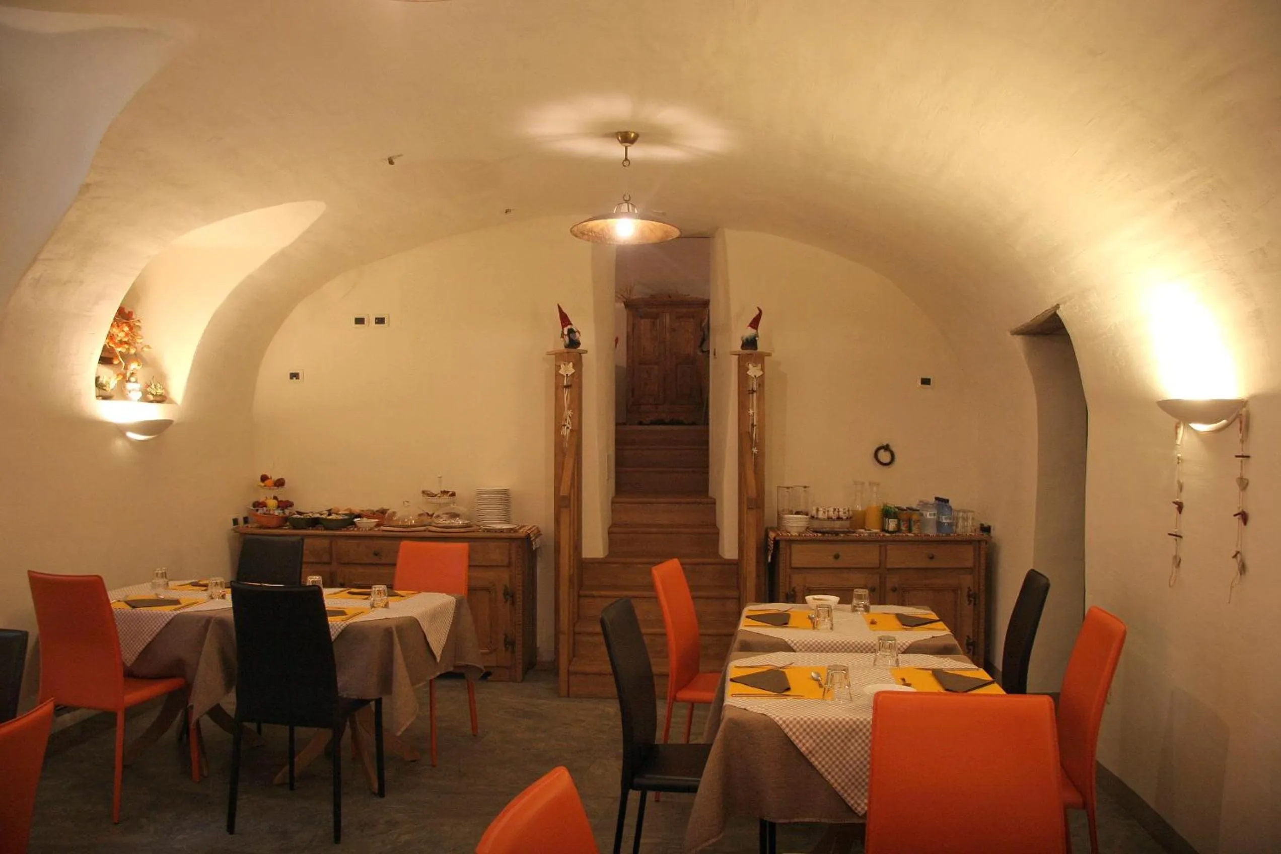 Communal lounge/ TV room in Ostello del Castello Tirano