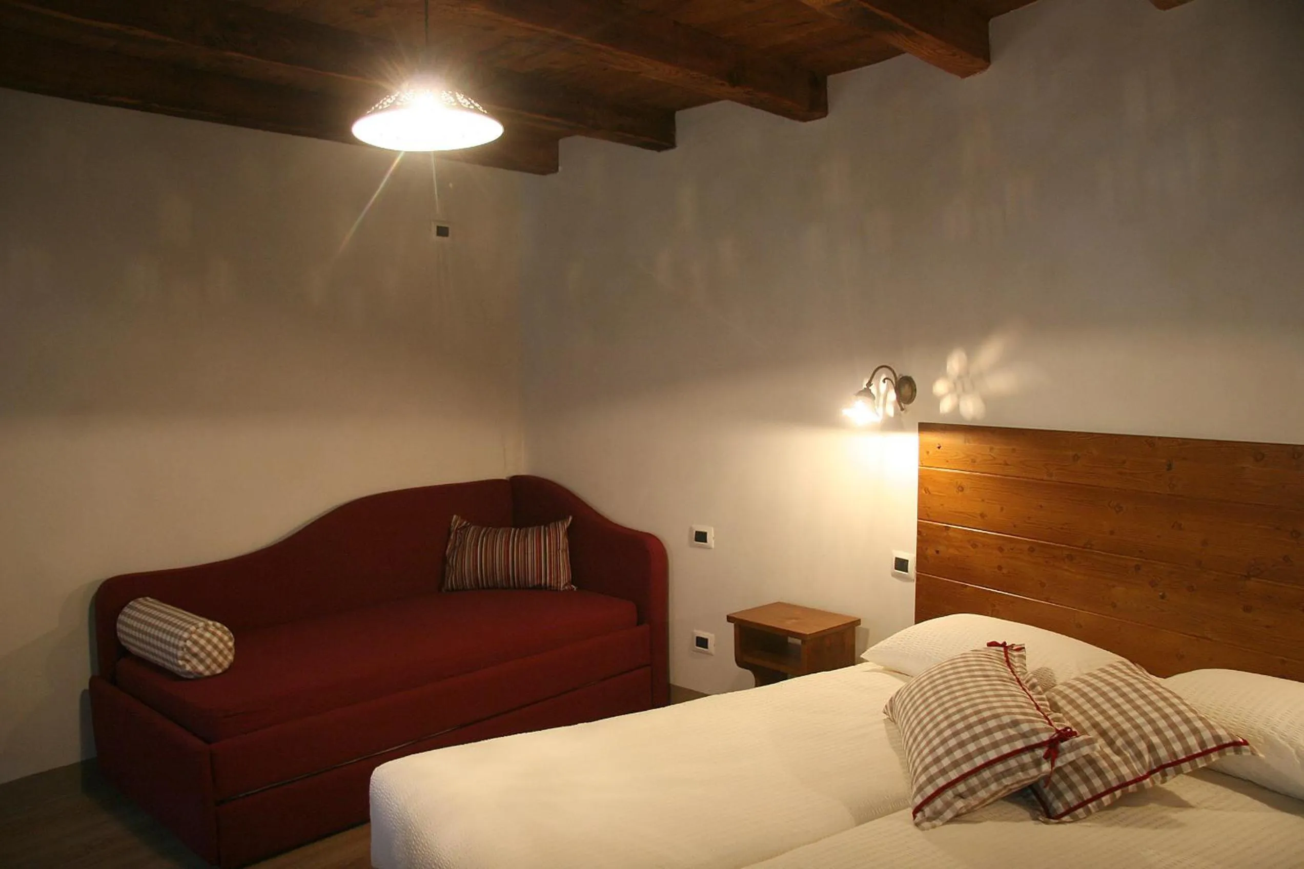 Seating area, Bed in Ostello del Castello Tirano