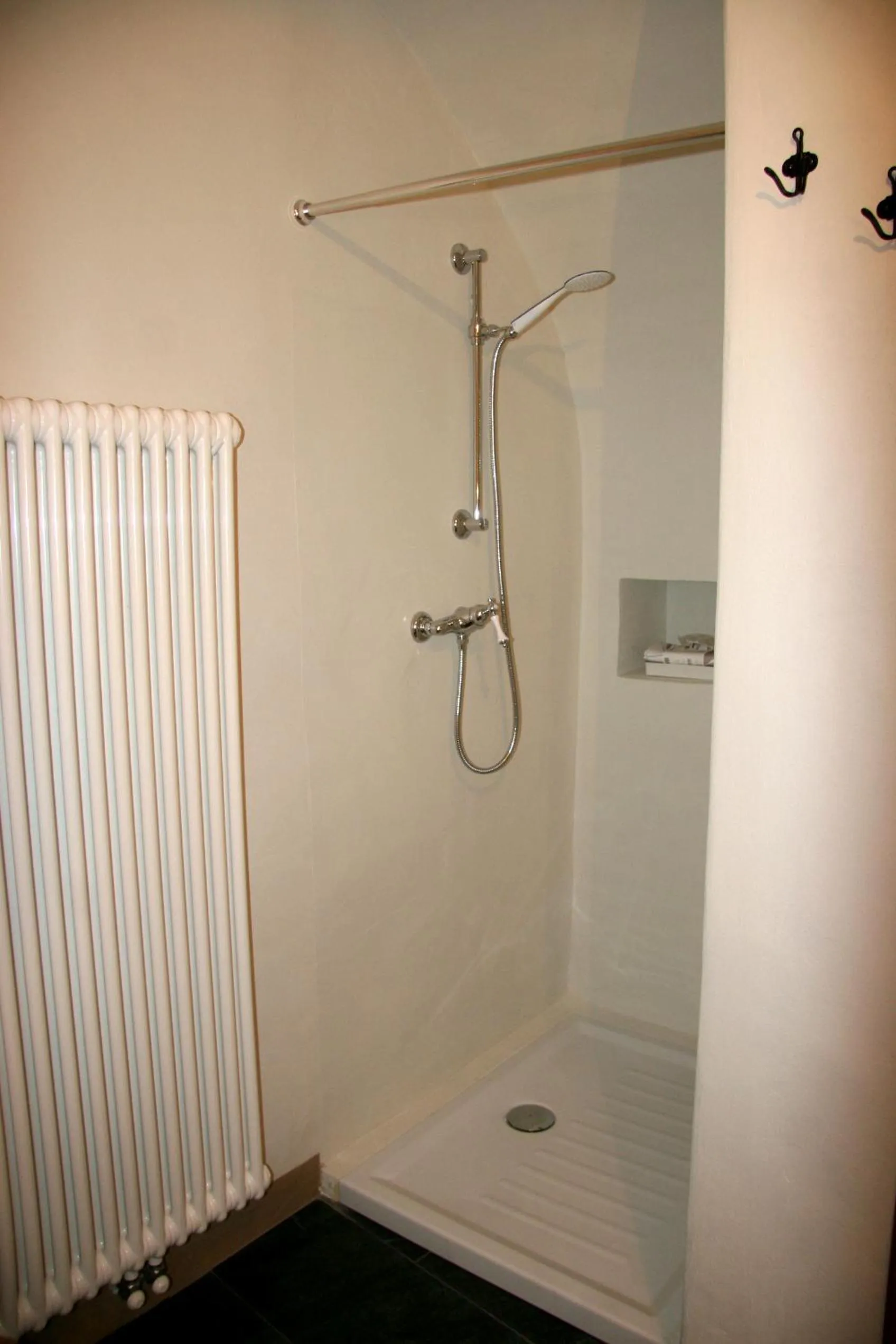 Bathroom in Ostello del Castello Tirano