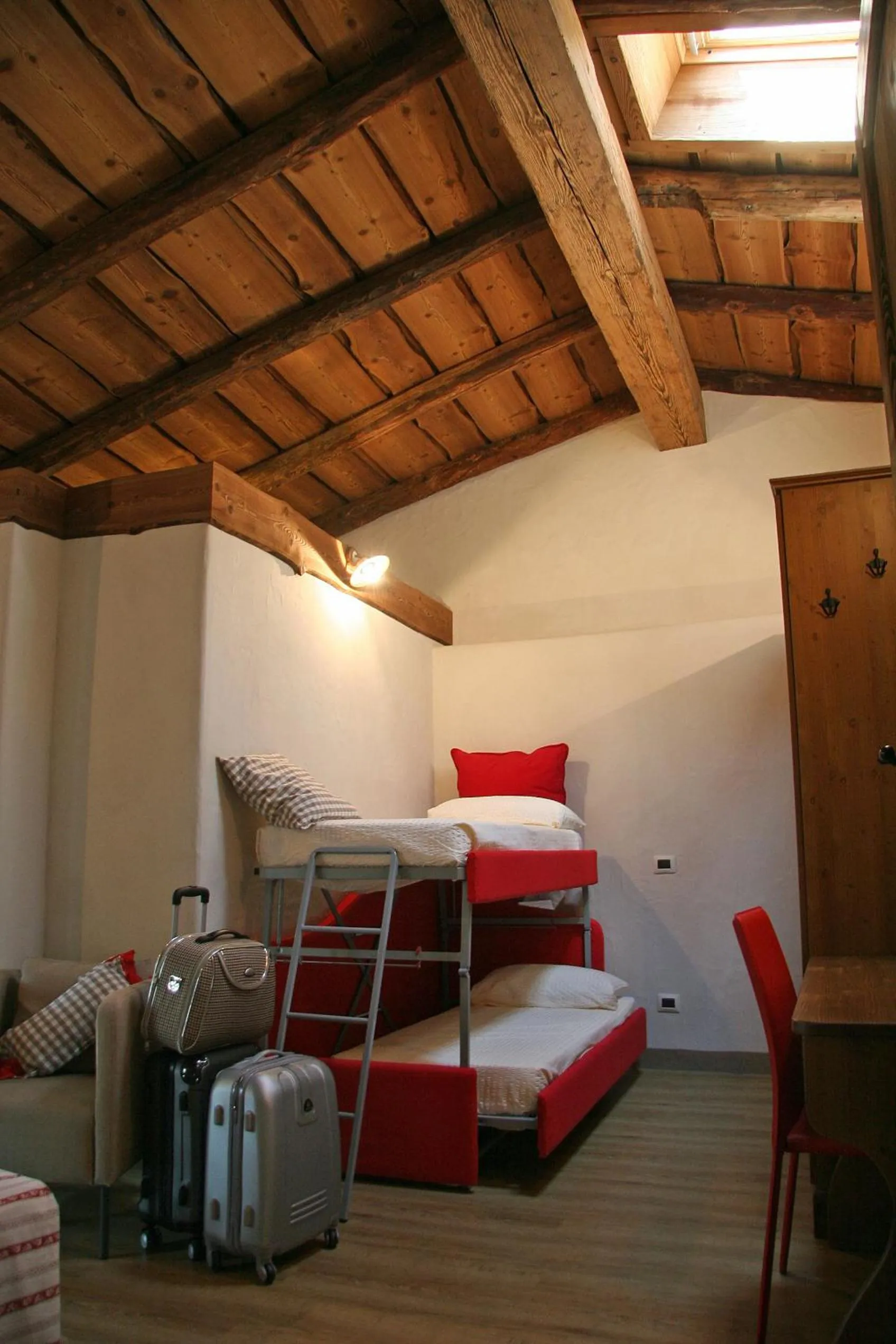bunk bed, Bed in Ostello del Castello Tirano