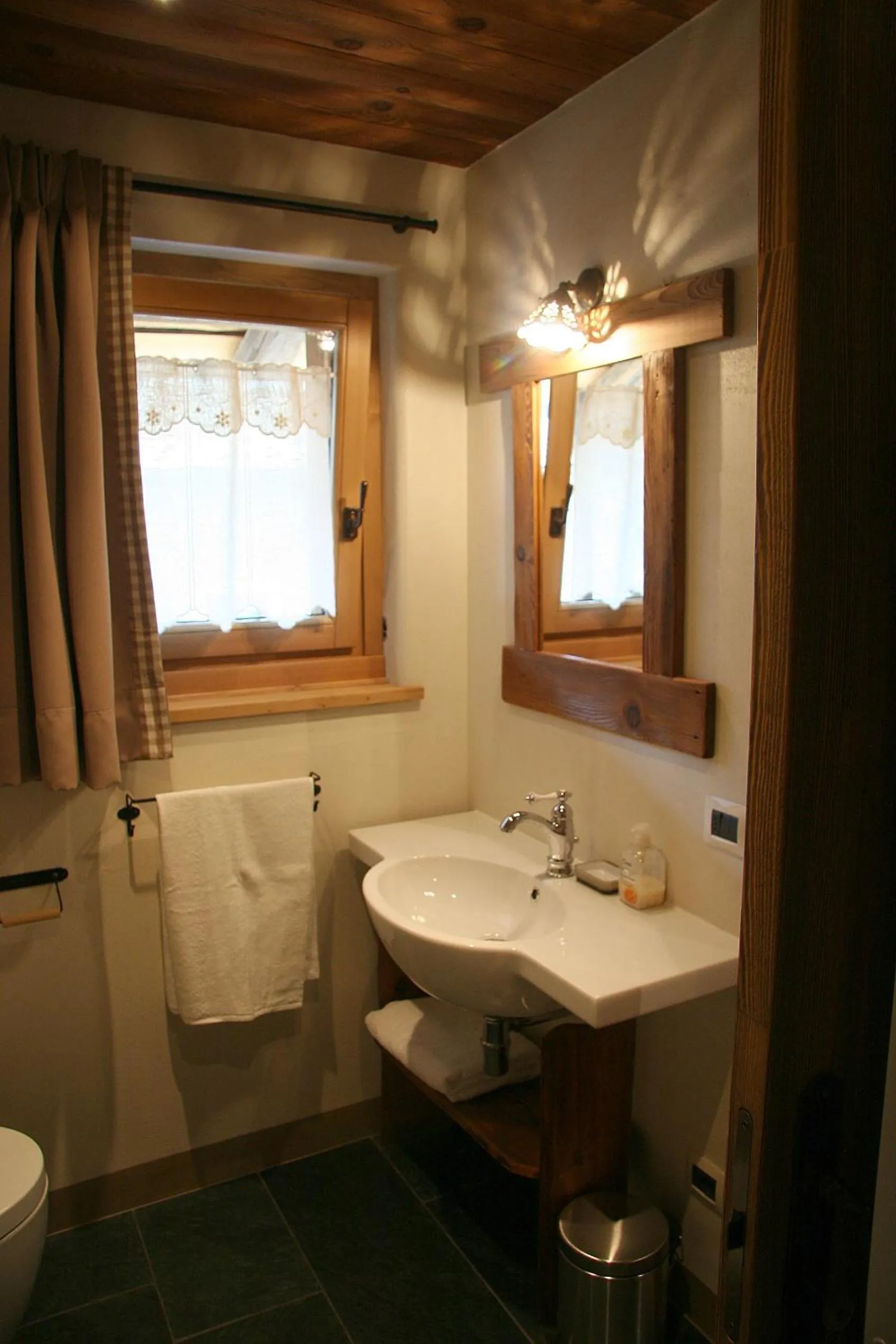 Bathroom in Ostello del Castello Tirano