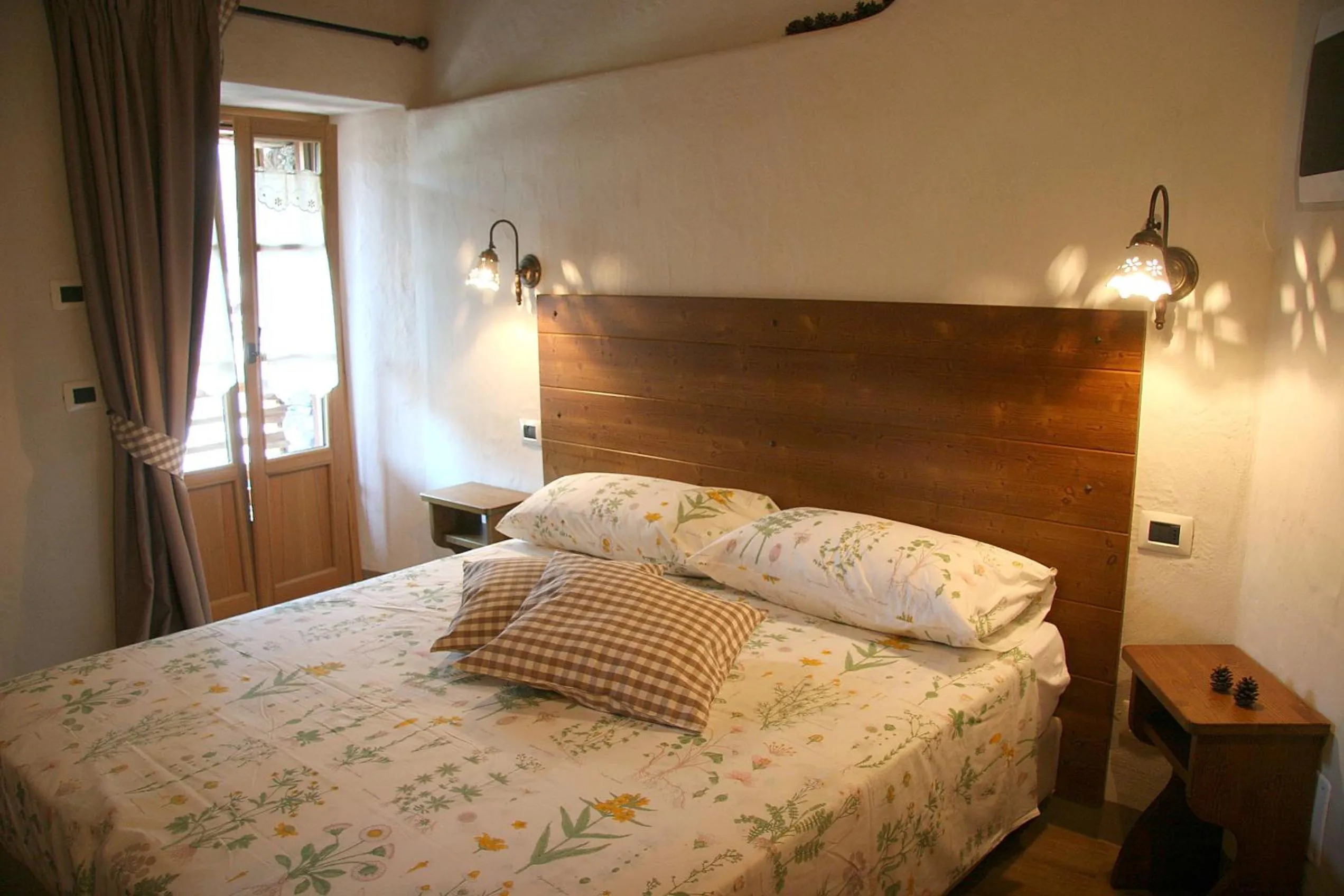Photo of the whole room, Bed in Ostello del Castello Tirano