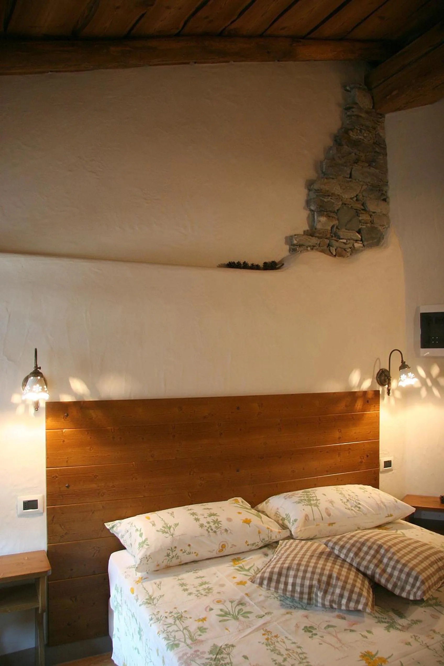 Decorative detail, Bed in Ostello del Castello Tirano