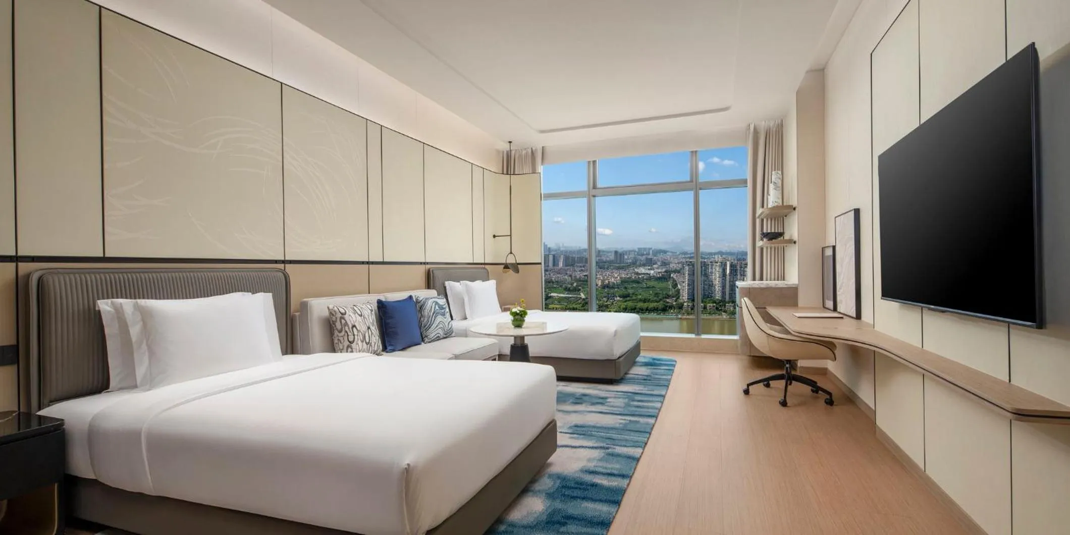 Photo of the whole room, Bed in Crowne Plaza Guangzhou Window of Canton