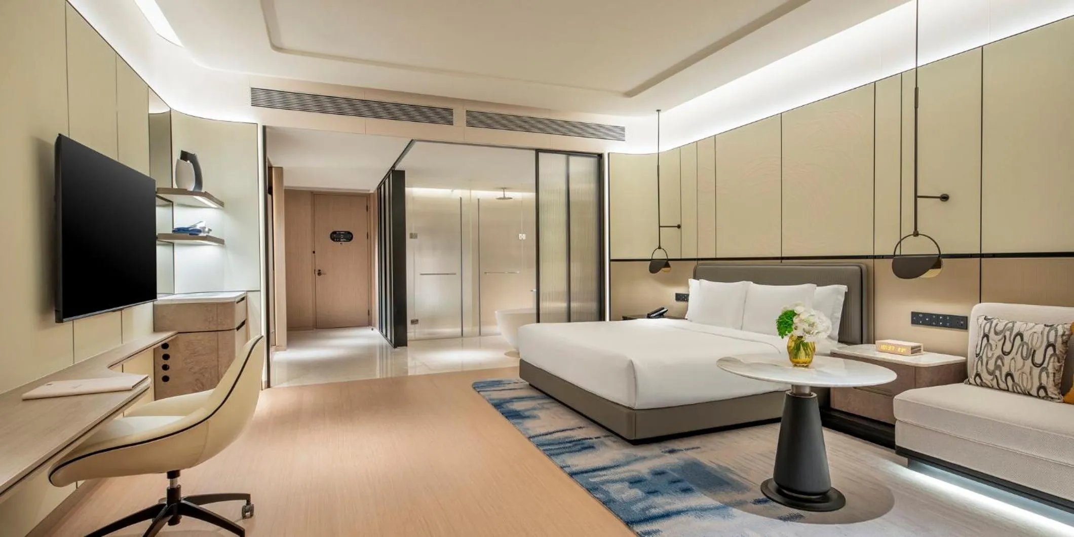 Photo of the whole room, Bed in Crowne Plaza Guangzhou Window of Canton