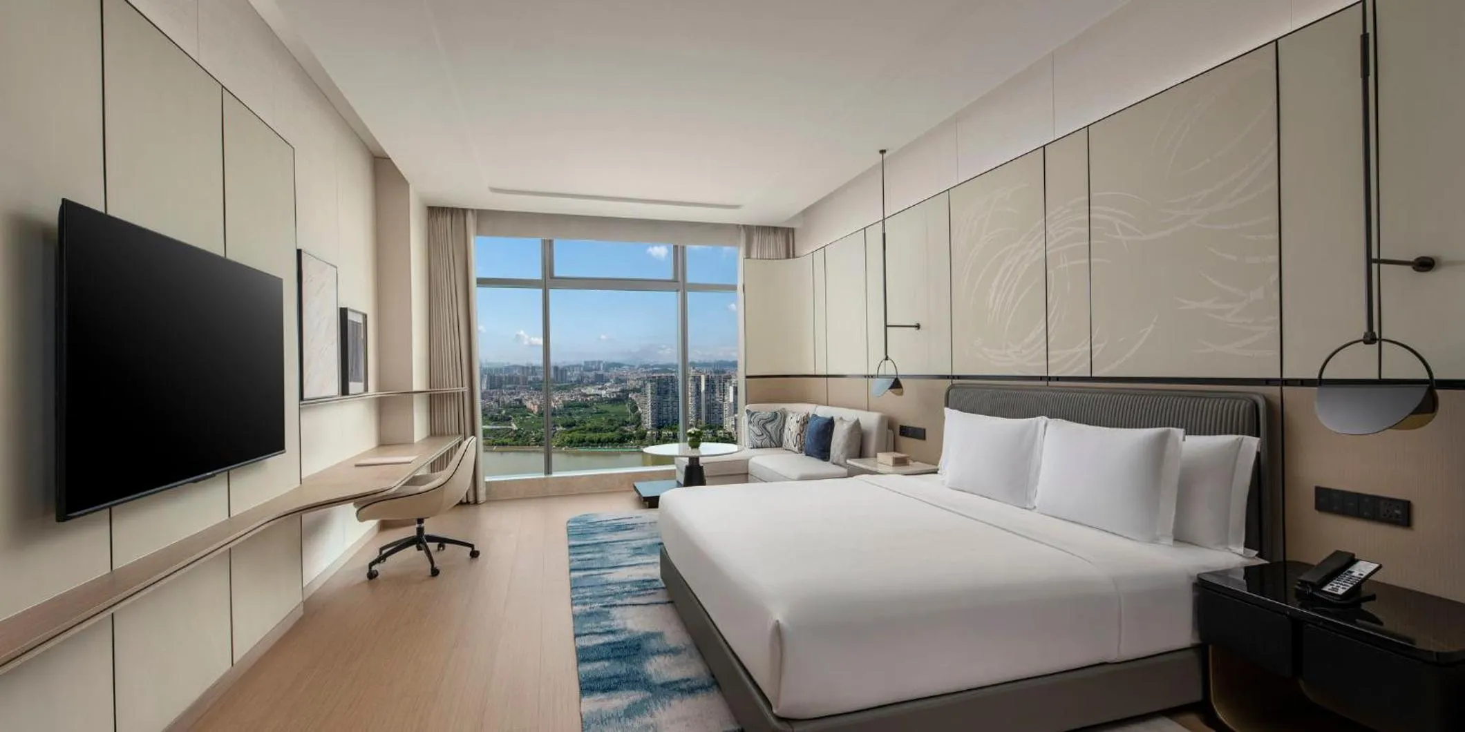 Photo of the whole room, Bed in Crowne Plaza Guangzhou Window of Canton