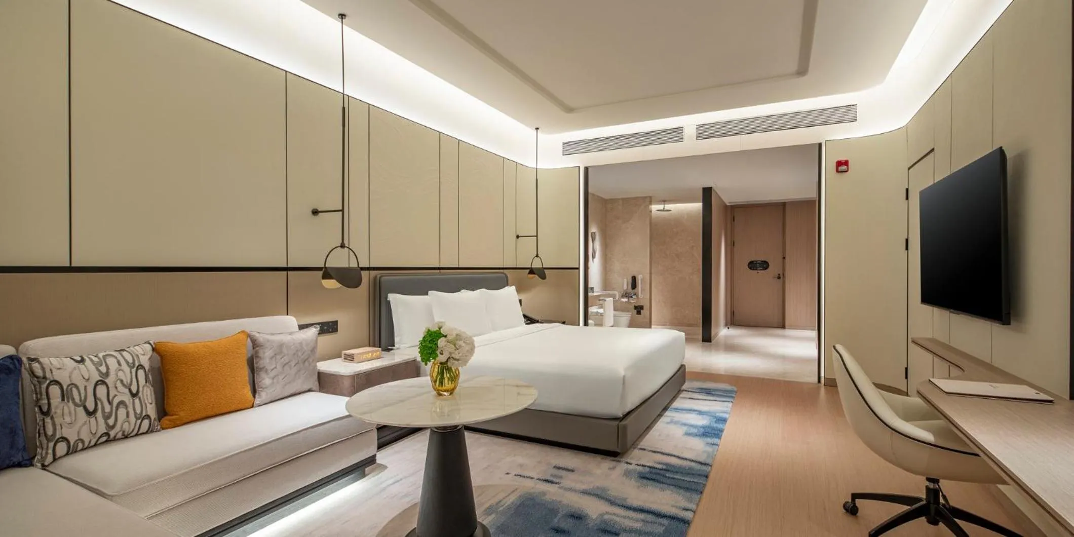 Photo of the whole room, Bed in Crowne Plaza Guangzhou Window of Canton