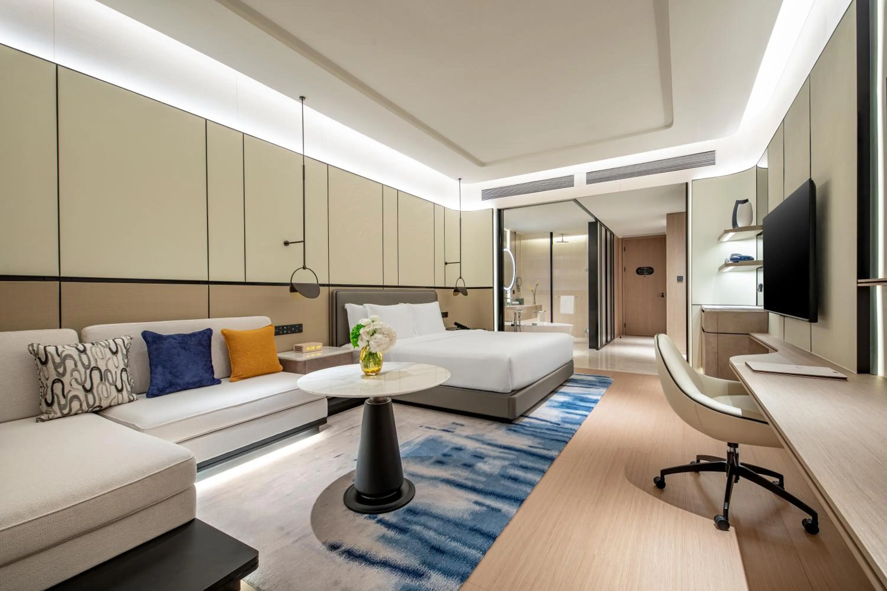 Evening entertainment in Crowne Plaza Guangzhou Window of Canton