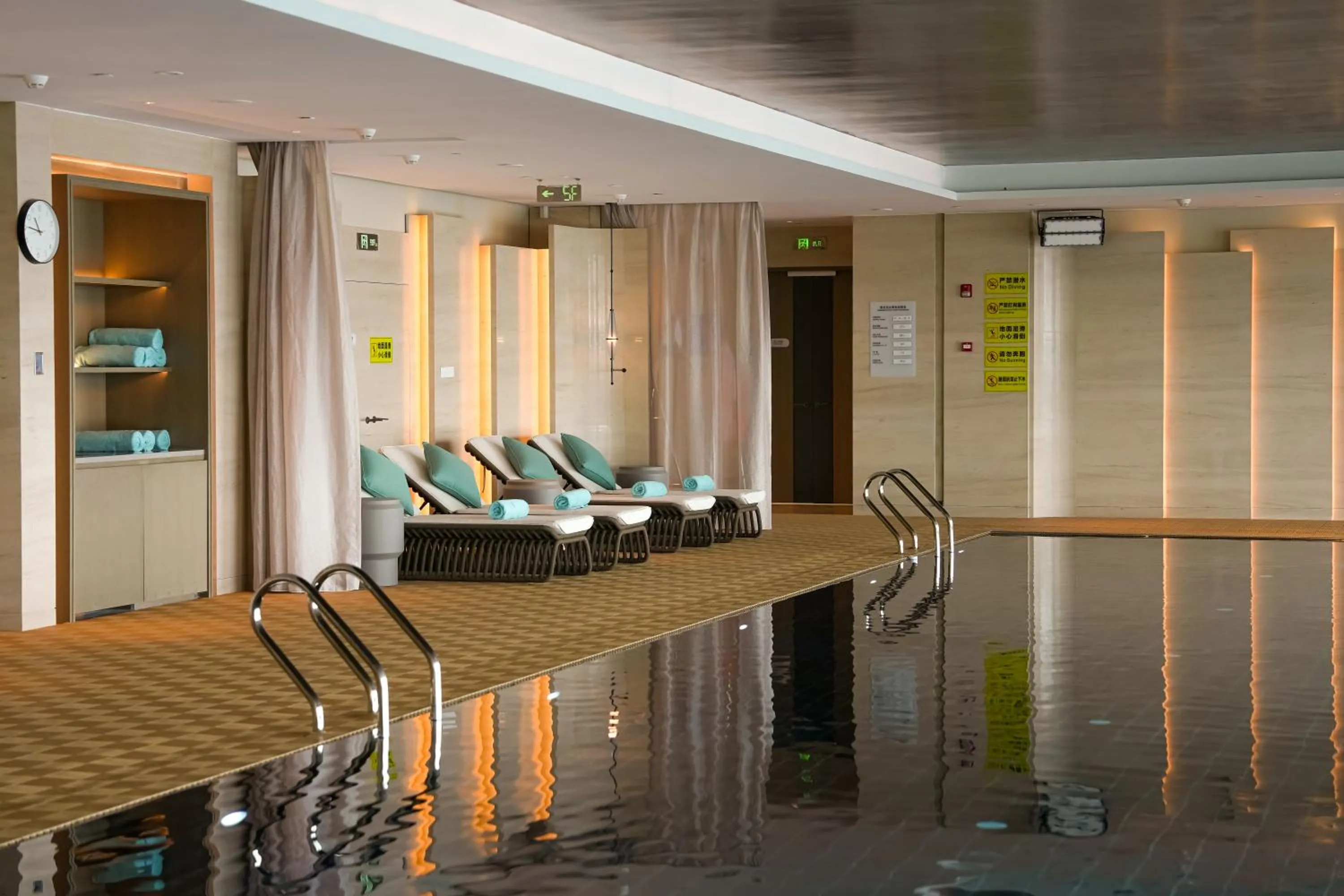 Swimming pool in Crowne Plaza Guangzhou Window of Canton