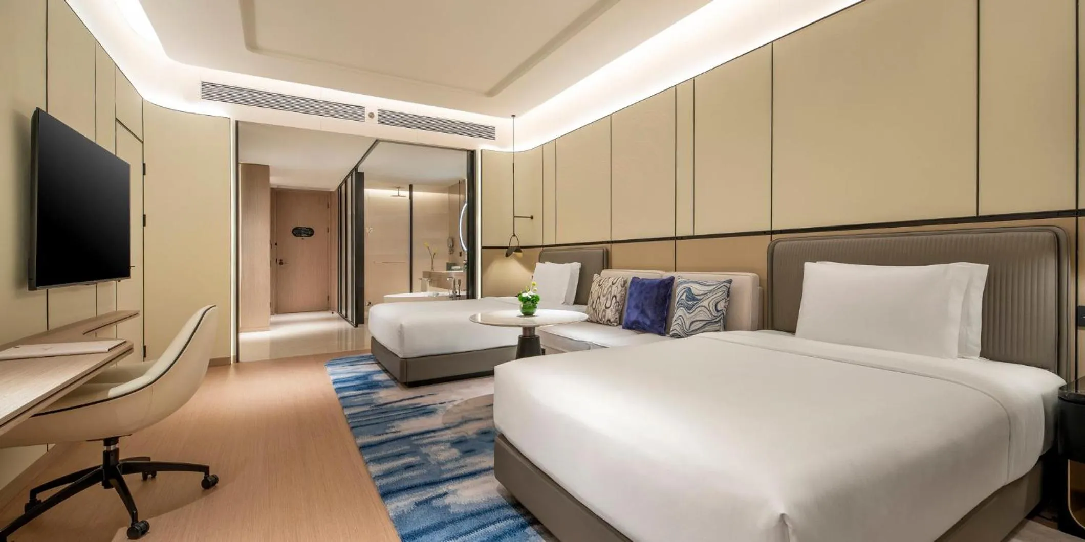 Photo of the whole room, Bed in Crowne Plaza Guangzhou Window of Canton