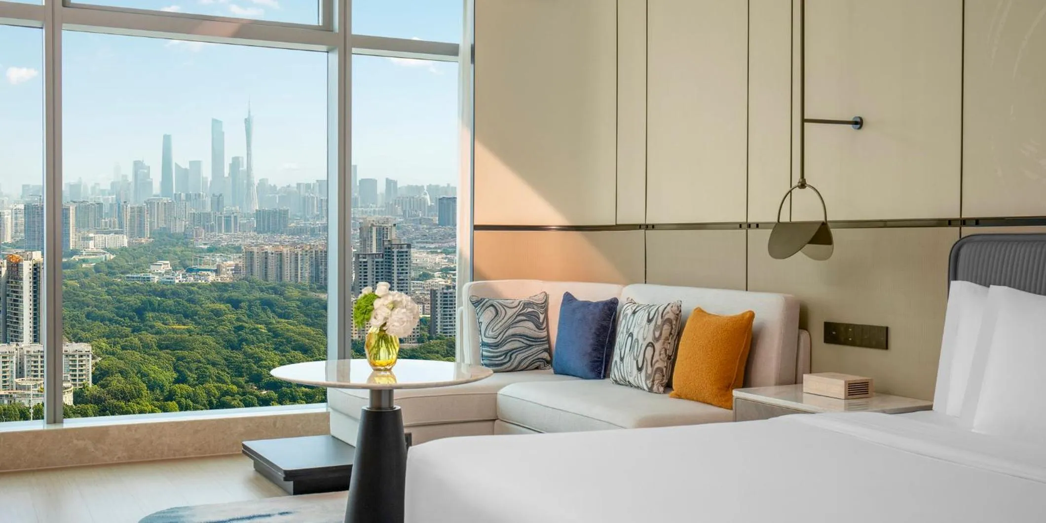 Photo of the whole room, Bed in Crowne Plaza Guangzhou Window of Canton