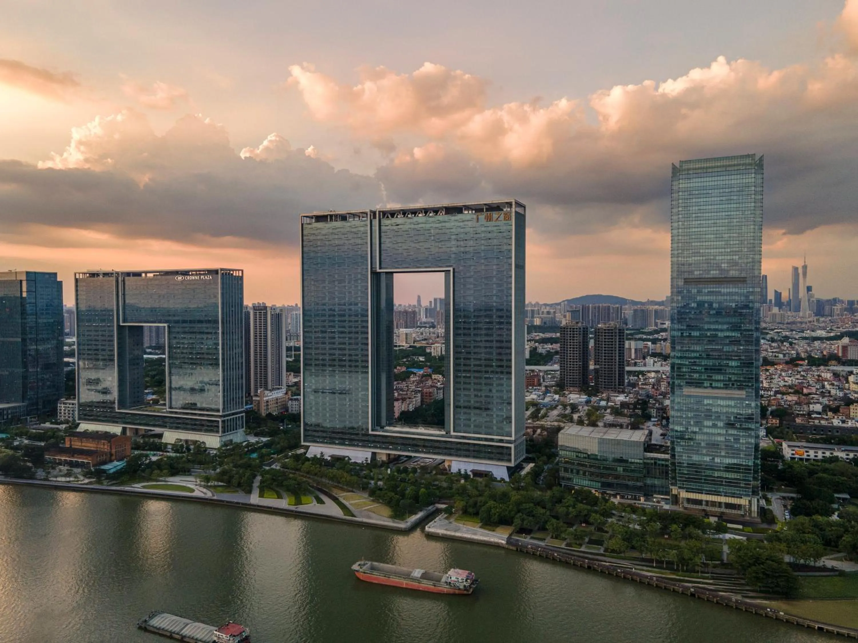 Property building in Crowne Plaza Guangzhou Window of Canton