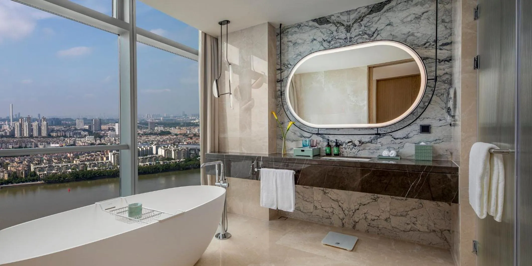 Bedroom in Crowne Plaza Guangzhou Window of Canton