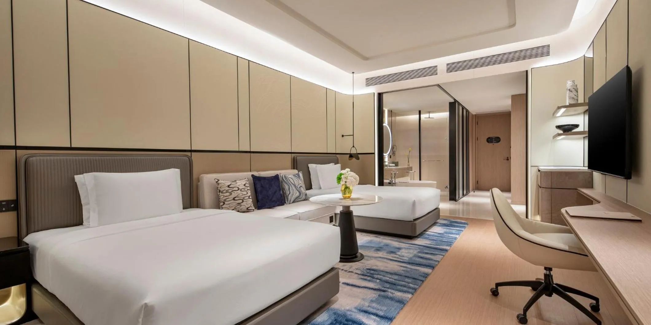 Photo of the whole room, Bed in Crowne Plaza Guangzhou Window of Canton