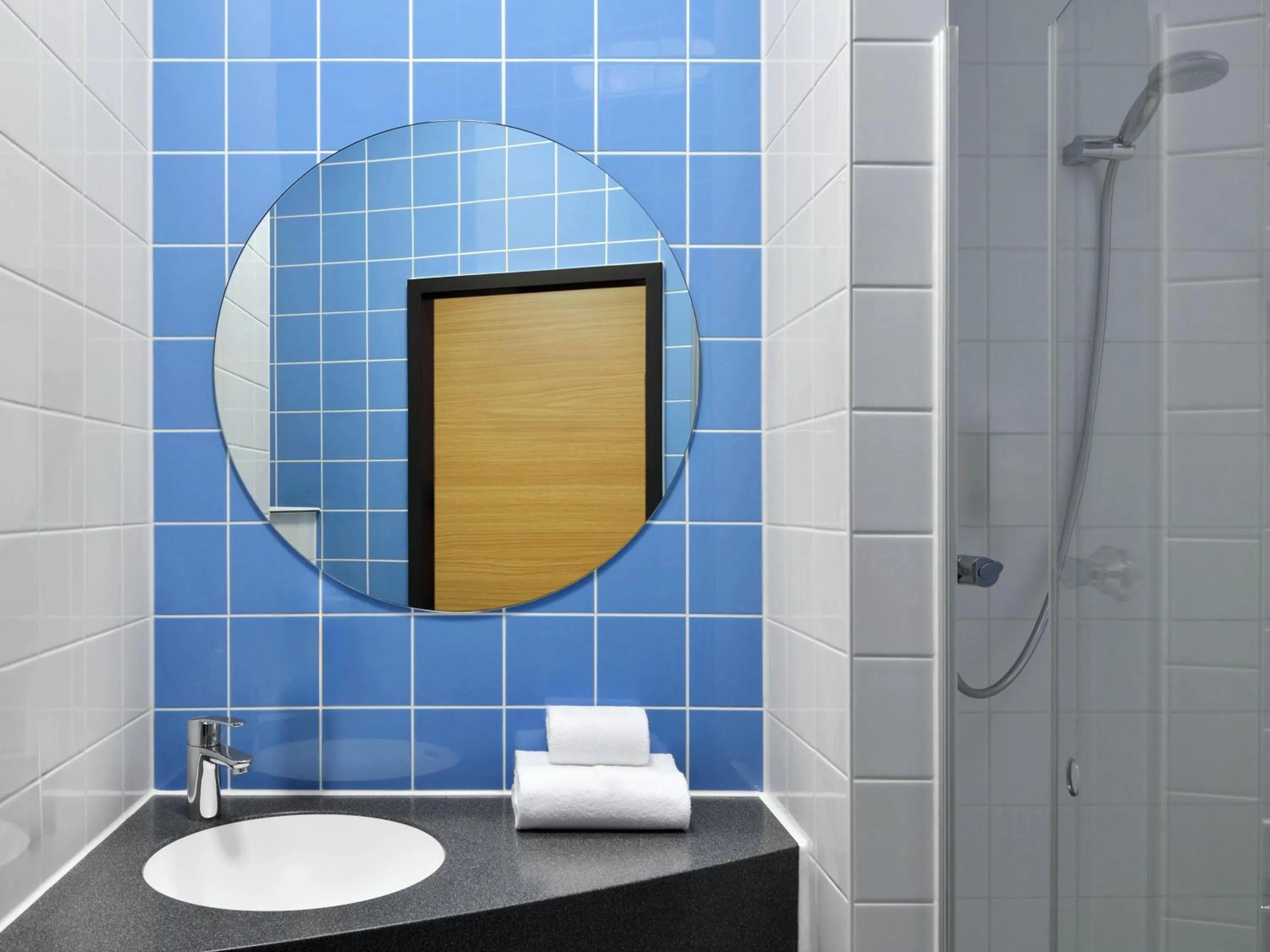 Shower in B&B HOTEL Erfurt-Hbf