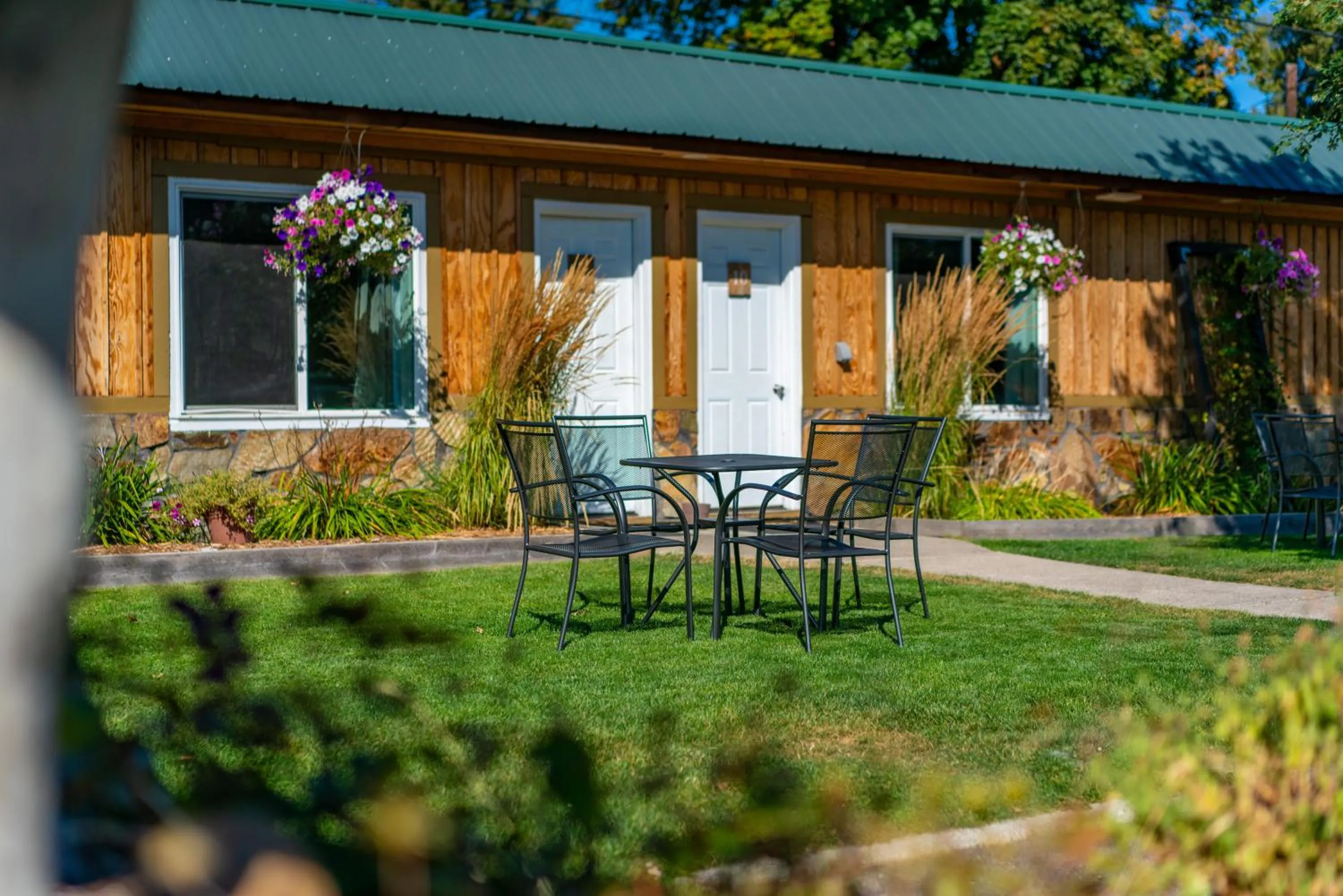 Inner courtyard view in Evergreen Motel