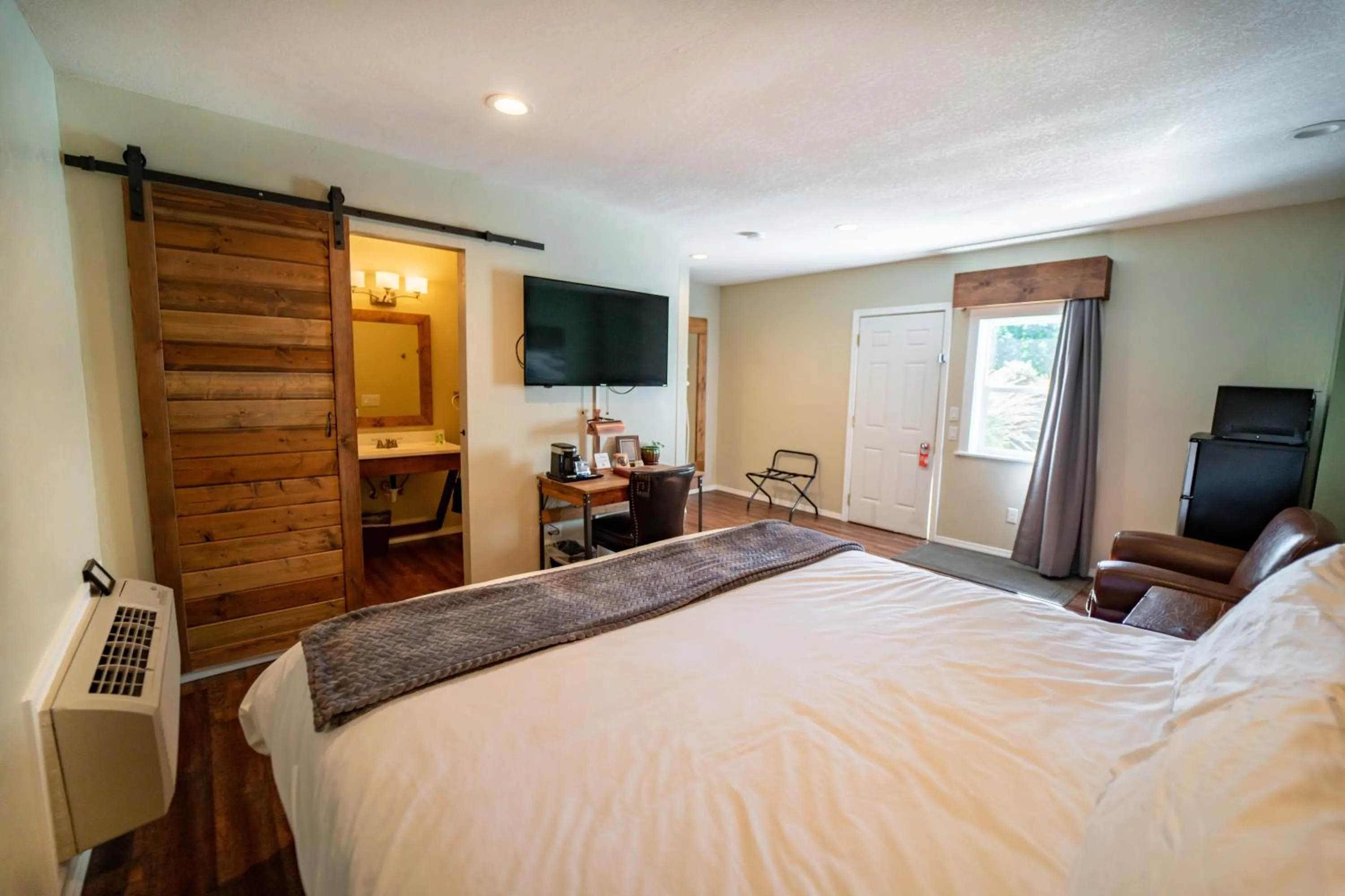 Photo of the whole room, Bed in Evergreen Motel