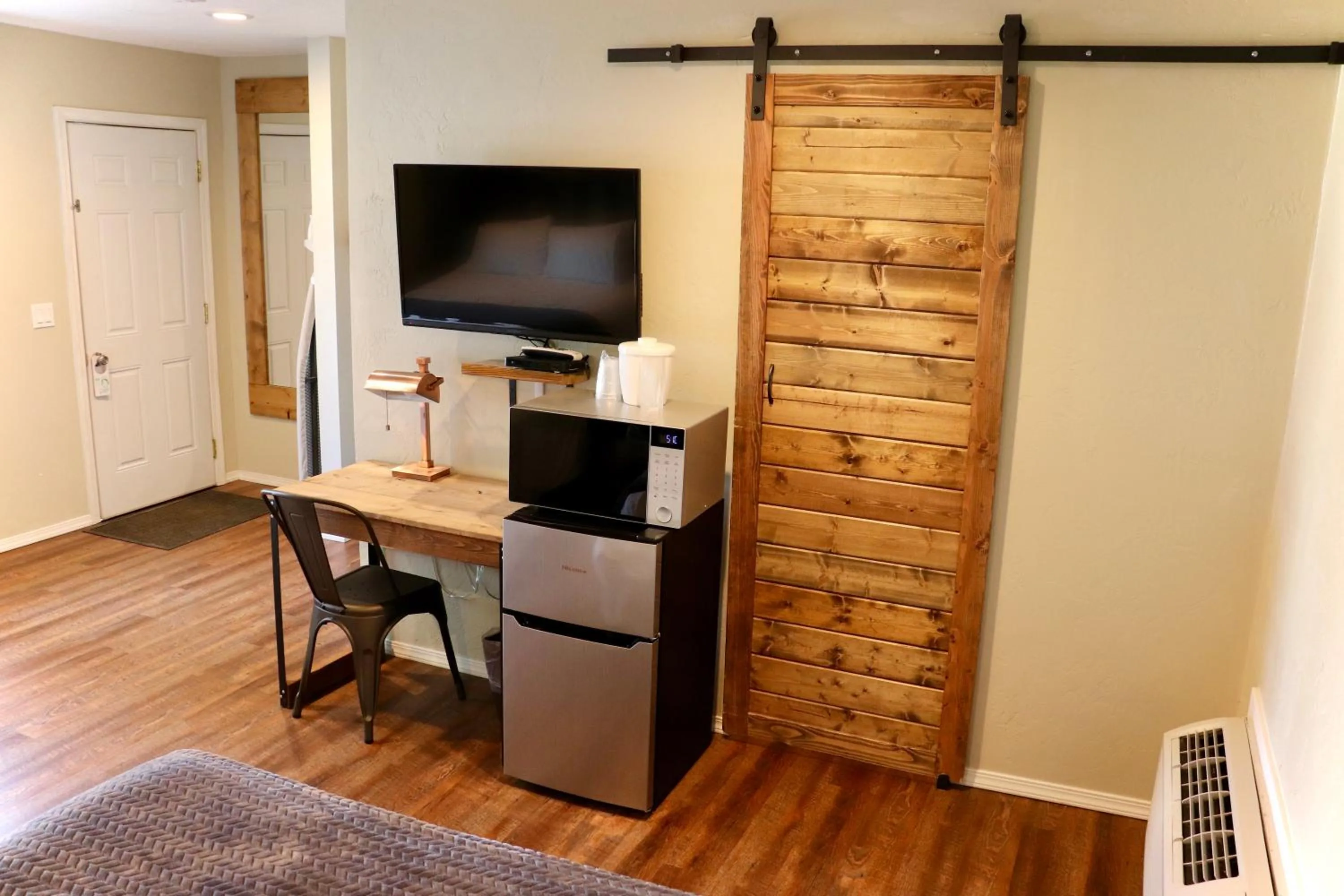 TV and multimedia in Evergreen Motel